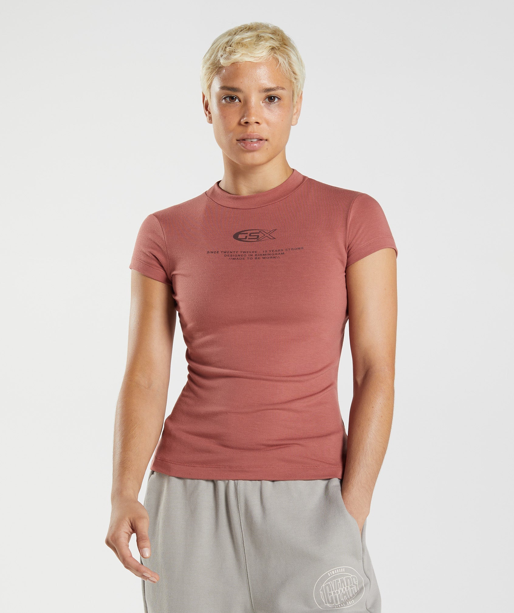 gymshark-gs10-year-body-fit-t-shirt-rose-brown-aw22