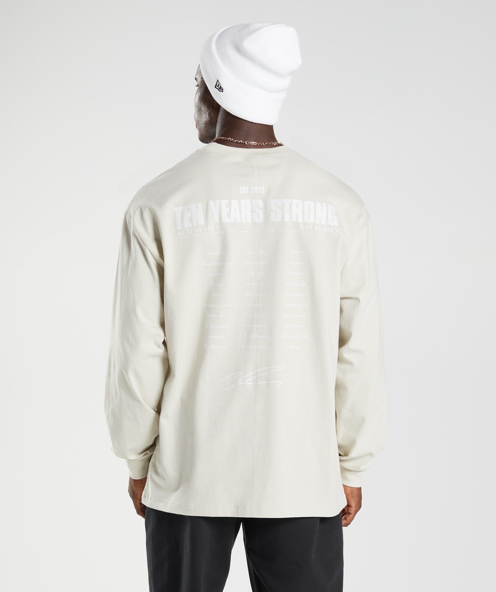 gymshark-gs10-year-oversized-long-sleeve-t-shirt-chalky-grey-aw22