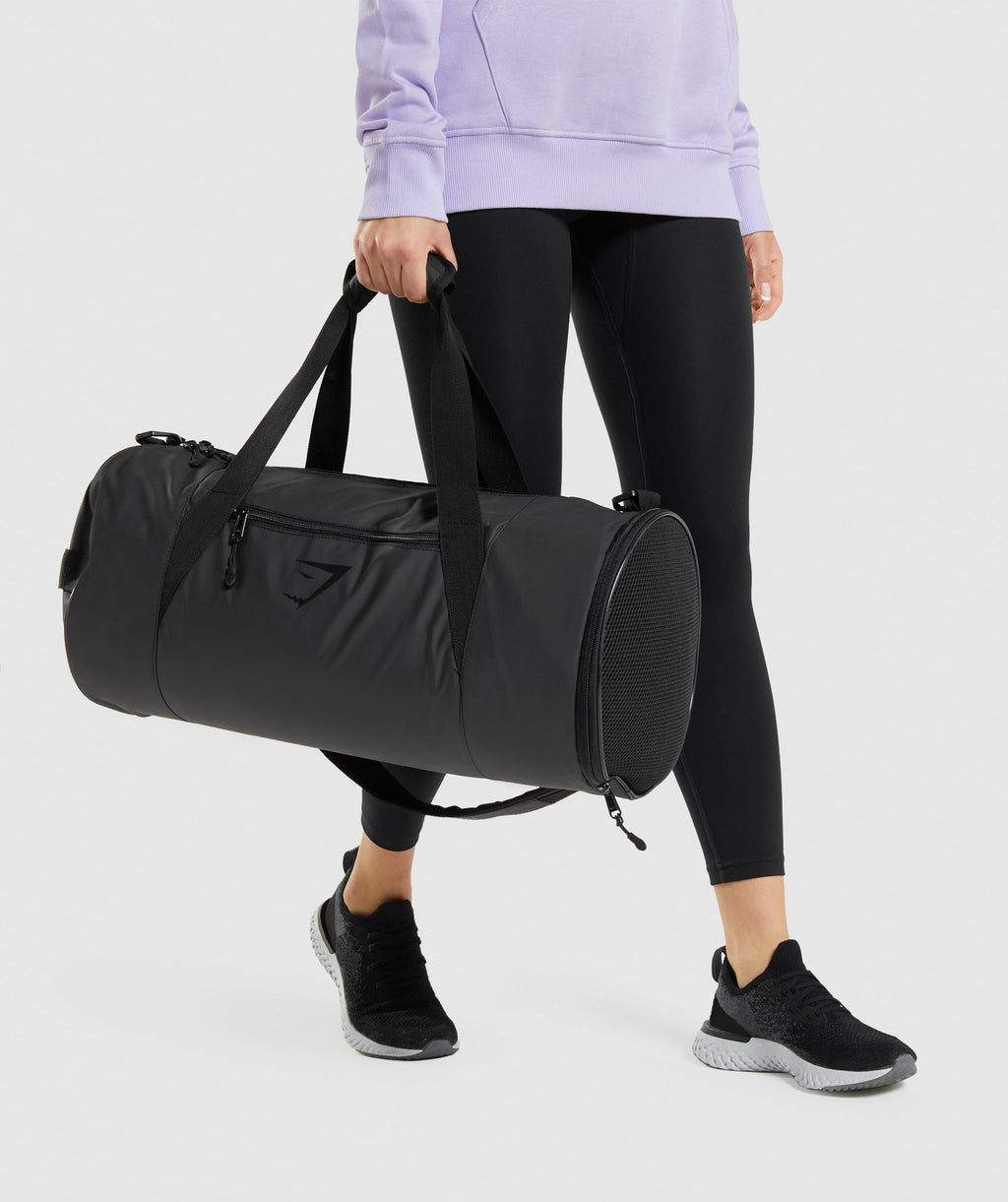 gymshark-barrel-bag-black-aw21