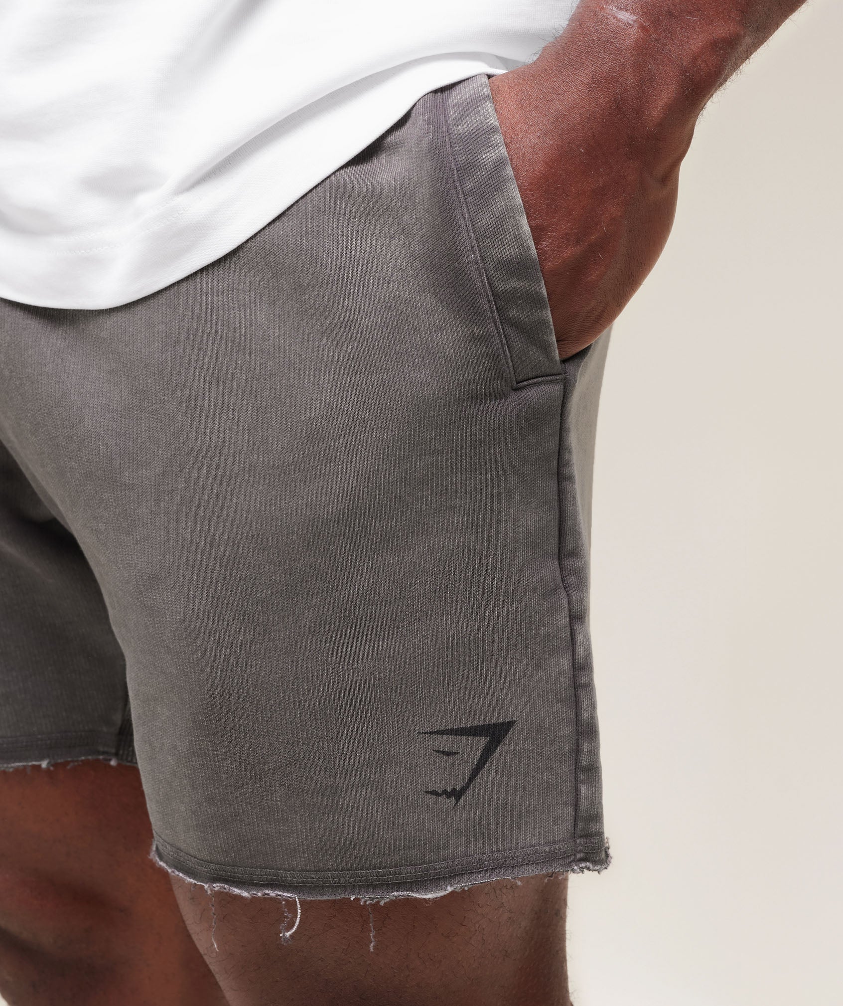 gymshark-heritage-5-shorts-shorts-grey-ss25-1