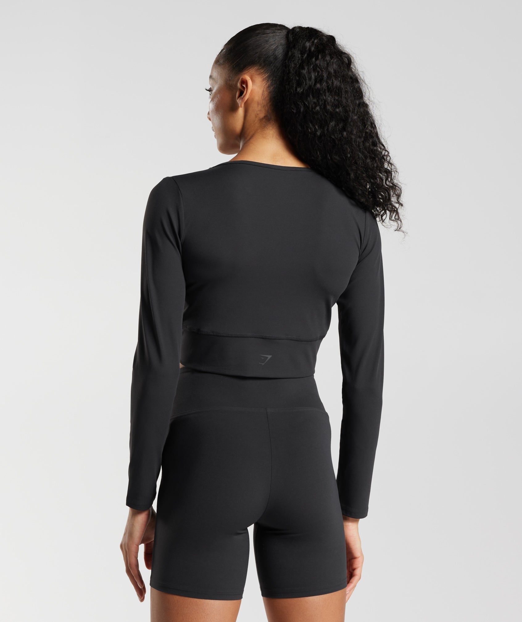 gymshark-crossover-long-sleeve-crop-top-black-ss23