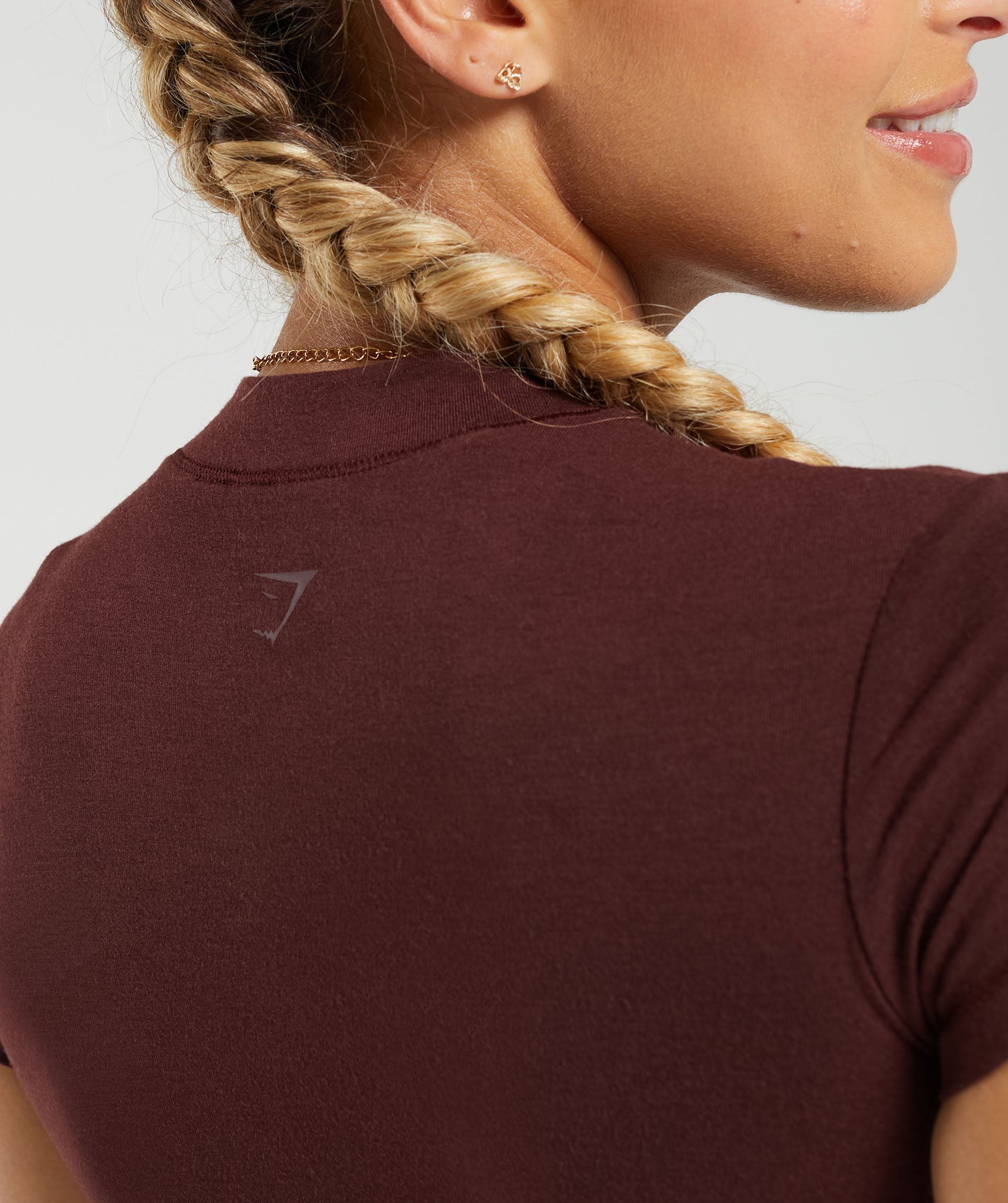 gymshark-jersey-body-fit-t-shirt-rich-maroon-aw23