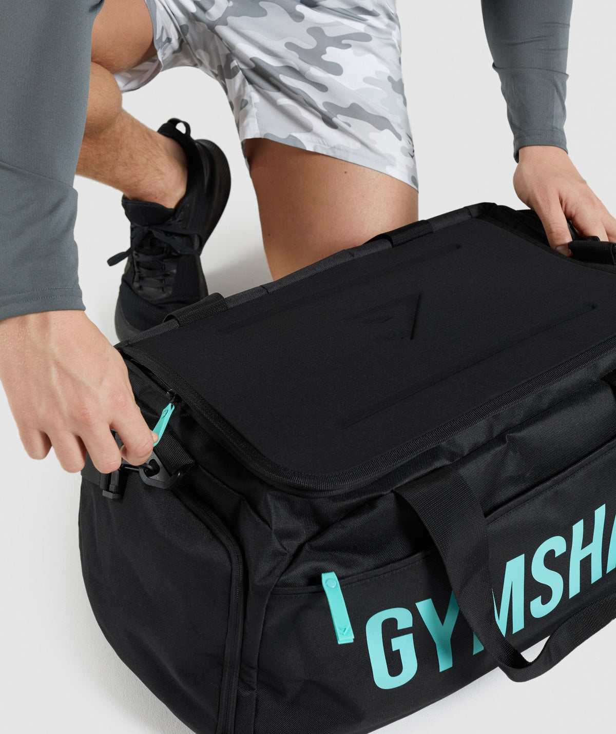 gymshark-lc-holdall-black-turquoise-ss22