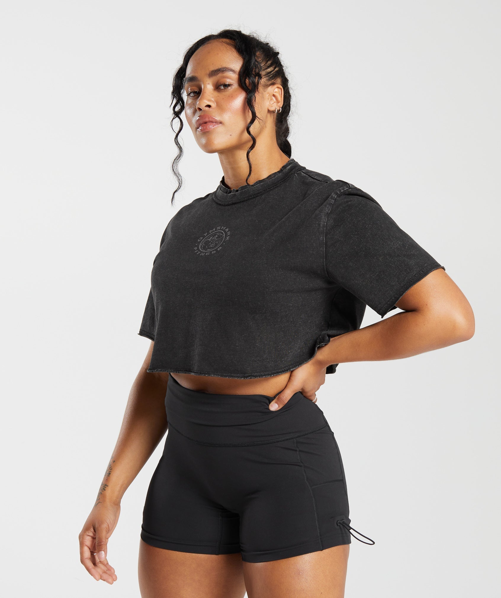 gymshark-legacy-washed-crop-top-black-aw23