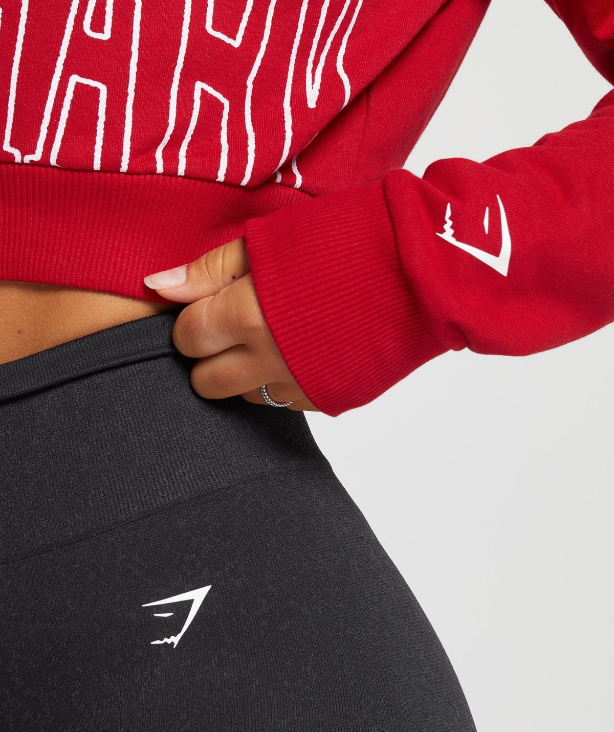 gymshark-lifting-graphic-cropped-sweatshirt-carmine-red-aw23