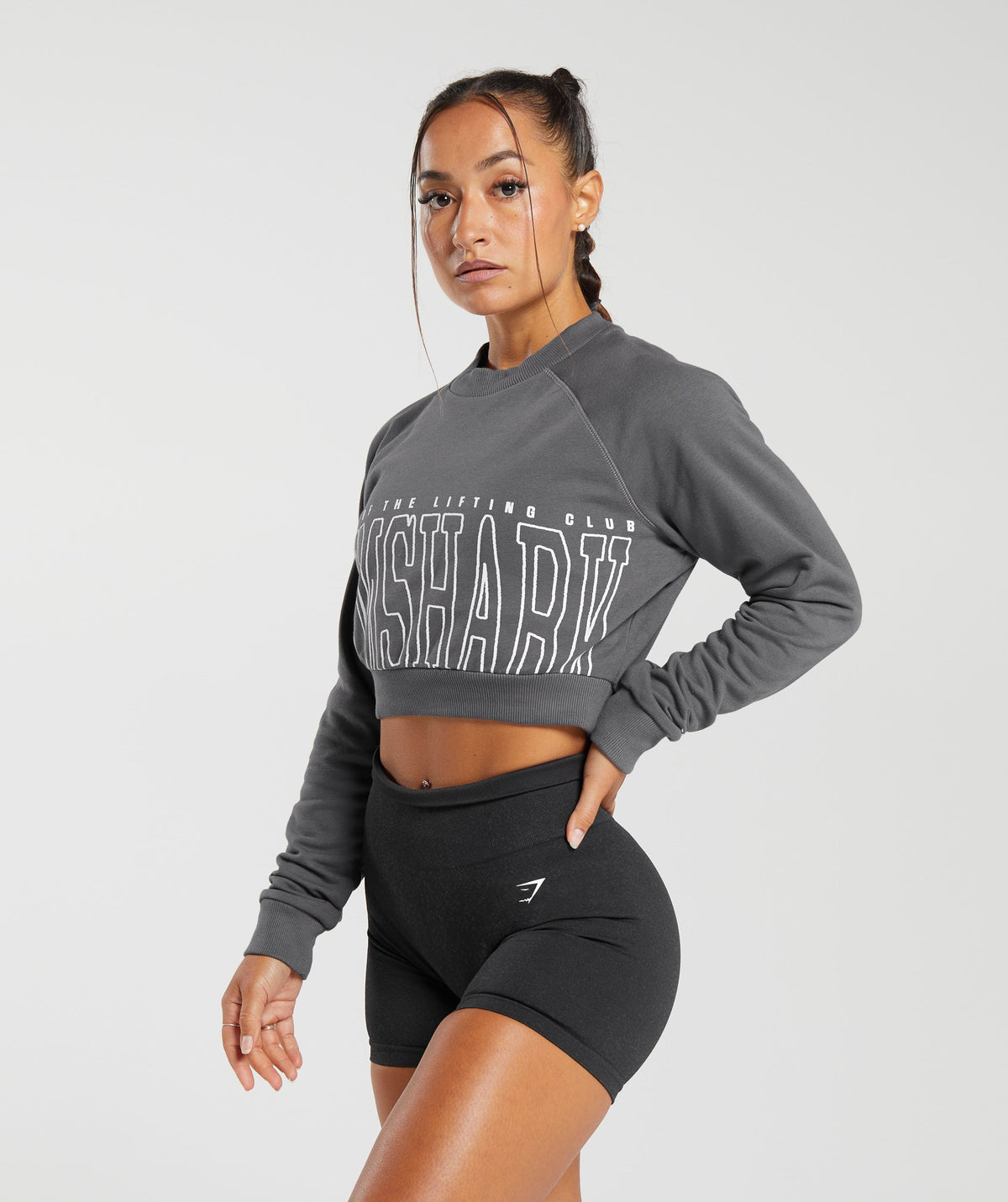 gymshark-lifting-graphic-cropped-sweatshirt-dark-grey-aw23