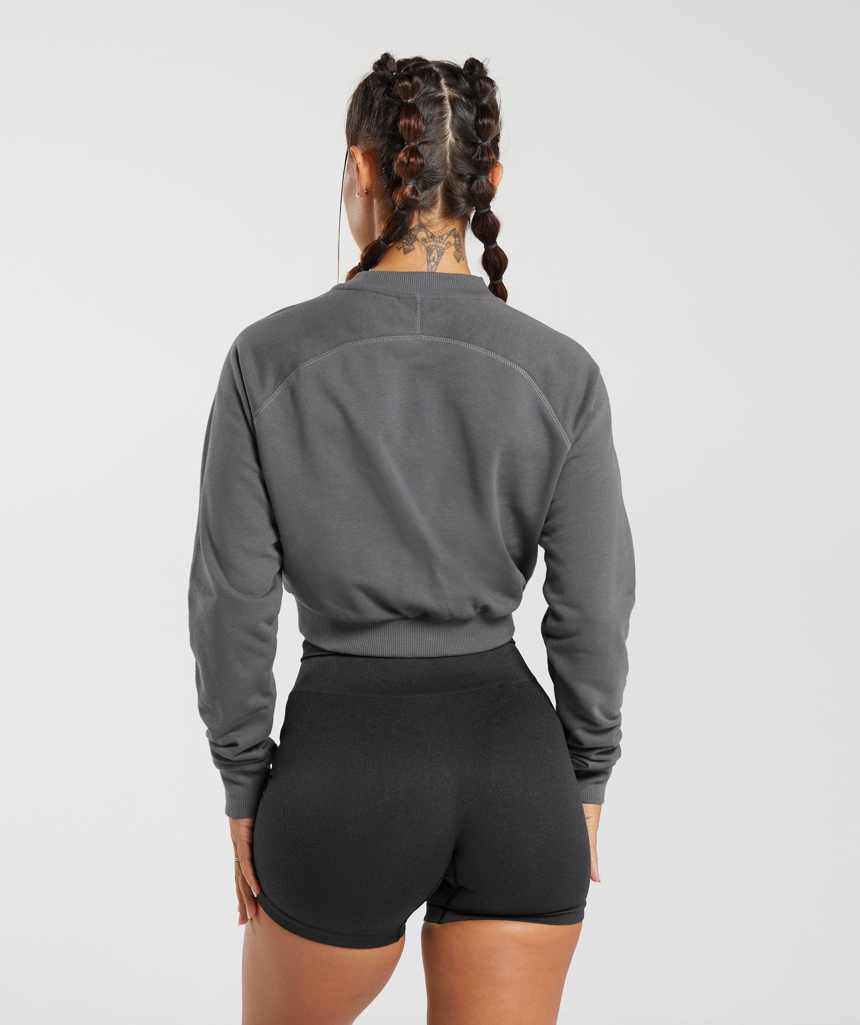 gymshark-lifting-graphic-cropped-sweatshirt-dark-grey-aw23