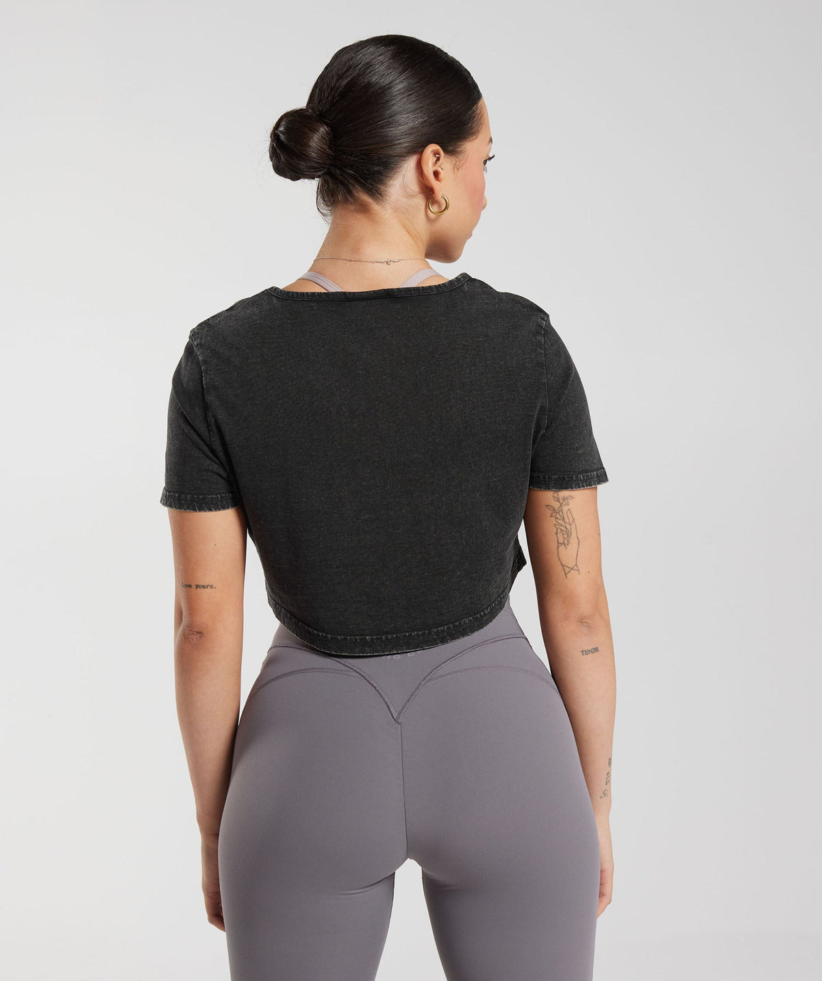 gymshark-legacy-washed-crop-top-black-aw22