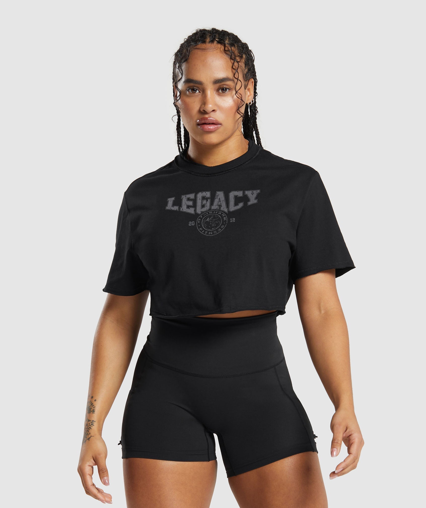 gymshark-legacy-graphic-crop-top-black-ss24