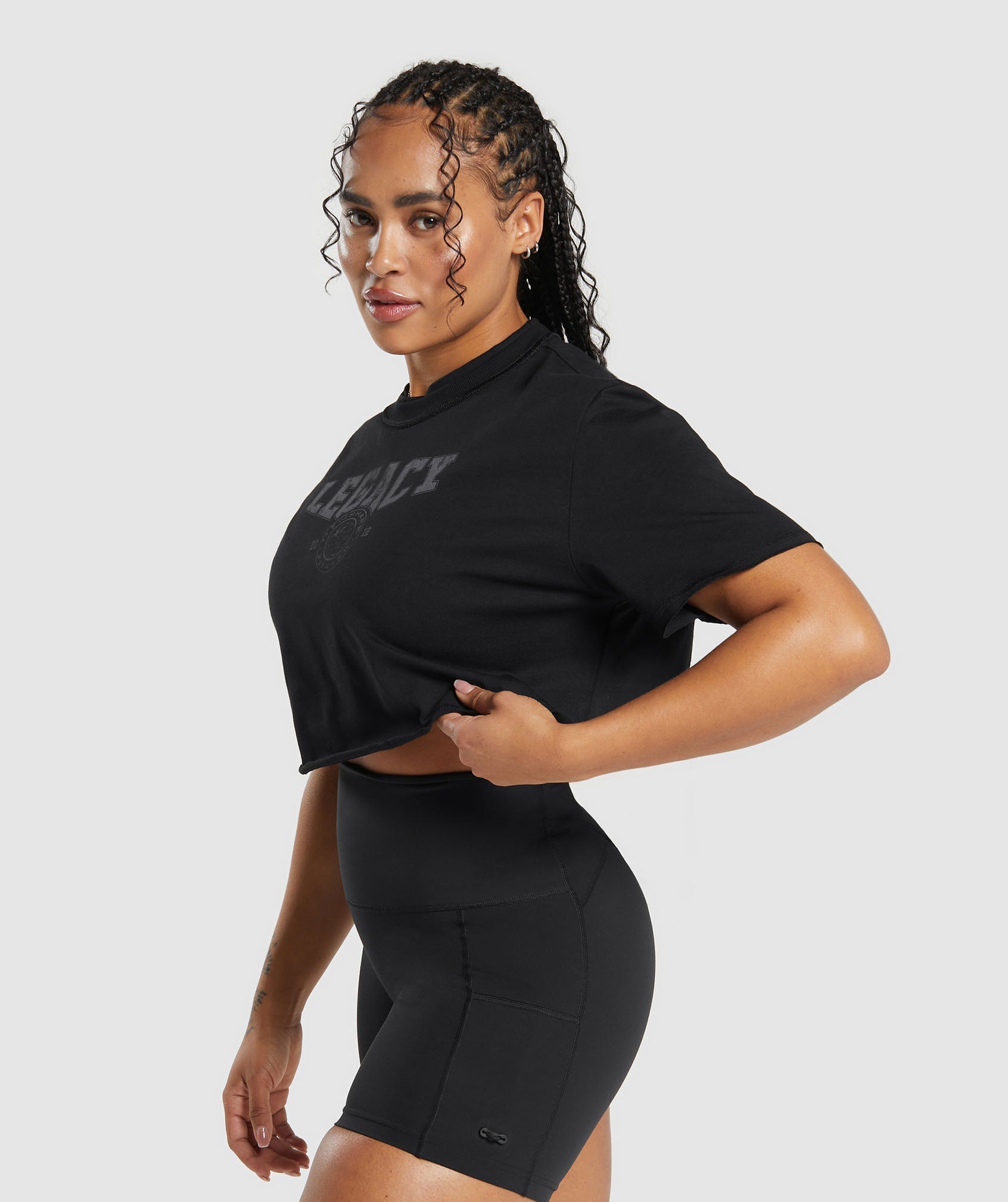 gymshark-legacy-graphic-crop-top-black-ss24