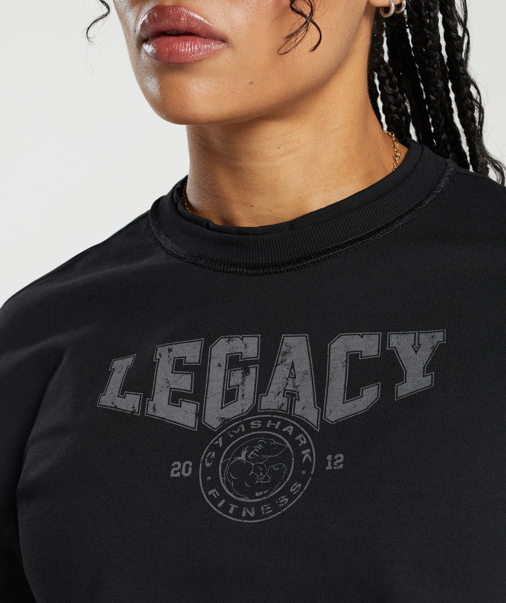 gymshark-legacy-graphic-crop-top-black-ss24