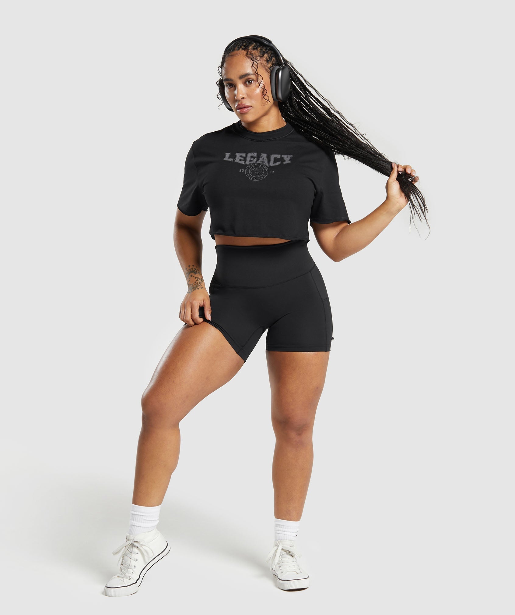 gymshark-legacy-graphic-crop-top-black-ss24