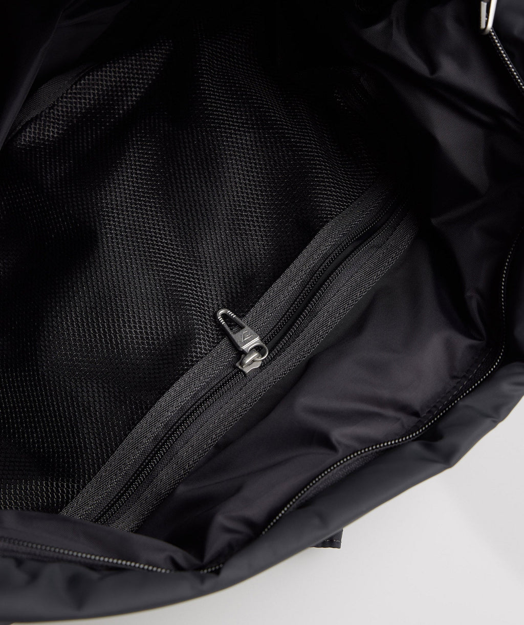 gymshark-premium-lifestyle-barrel-bag-onyx-grey-ss23