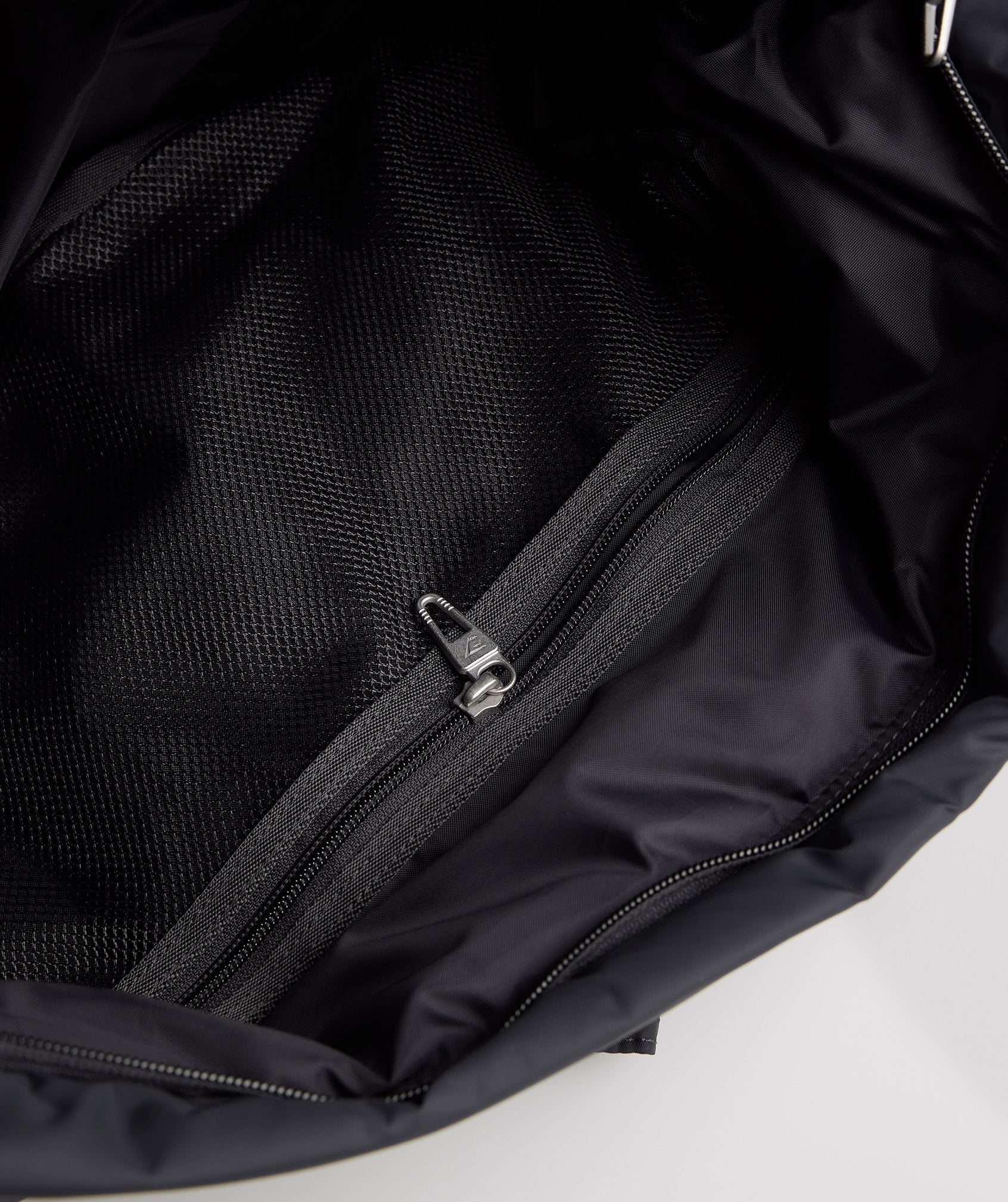 gymshark-premium-lifestyle-barrel-bag-onyx-grey-ss23