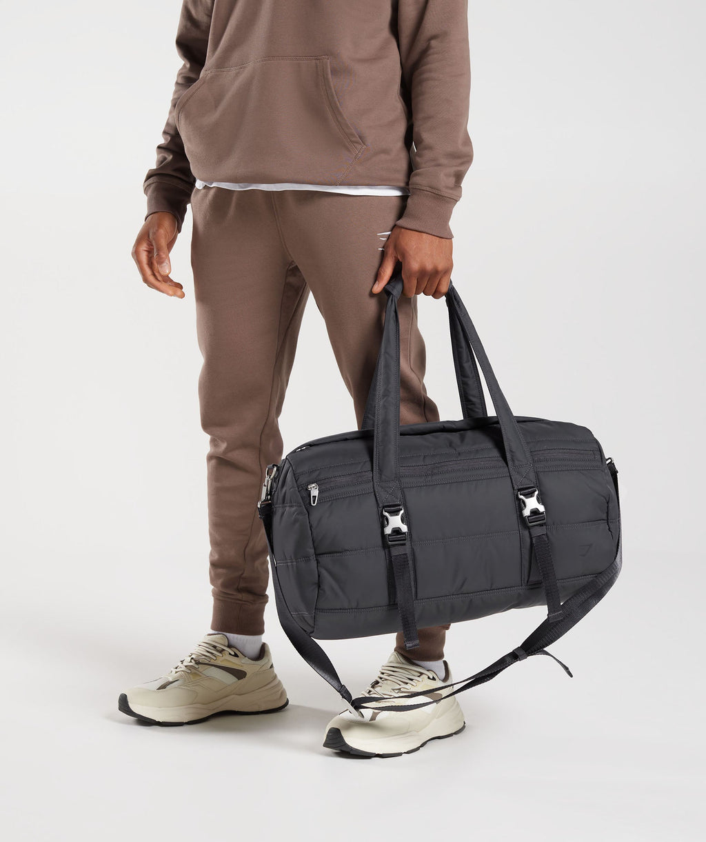 gymshark-premium-lifestyle-barrel-bag-onyx-grey-ss23