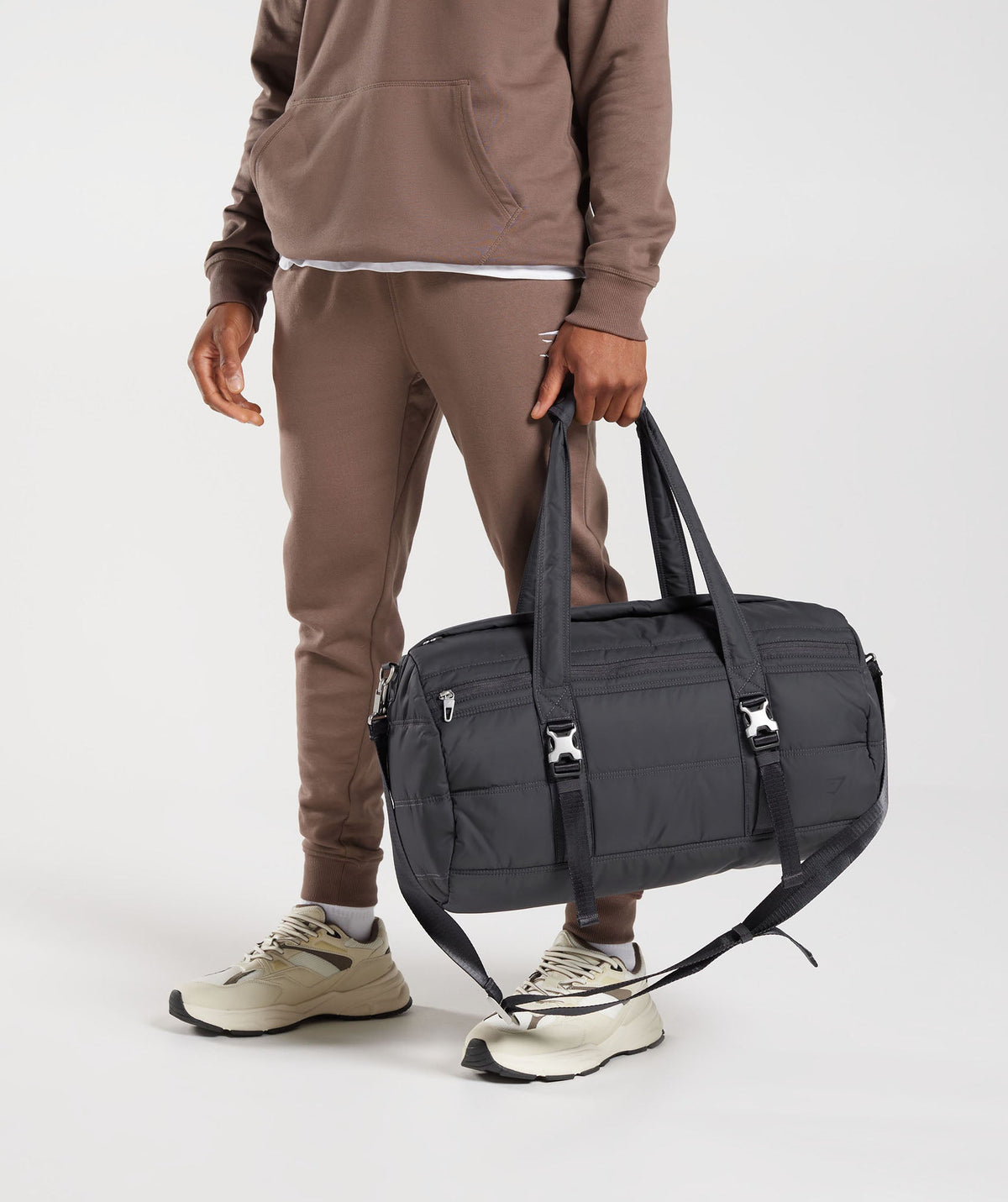 gymshark-premium-lifestyle-barrel-bag-onyx-grey-ss23