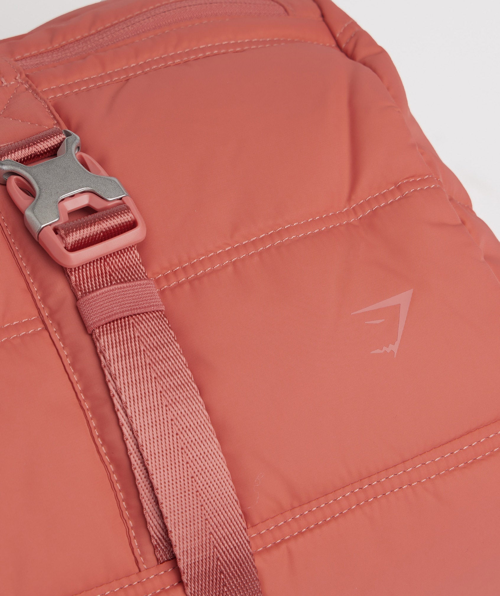 gymshark-premium-lifestyle-barrel-bag-terracotta-pink-ss23