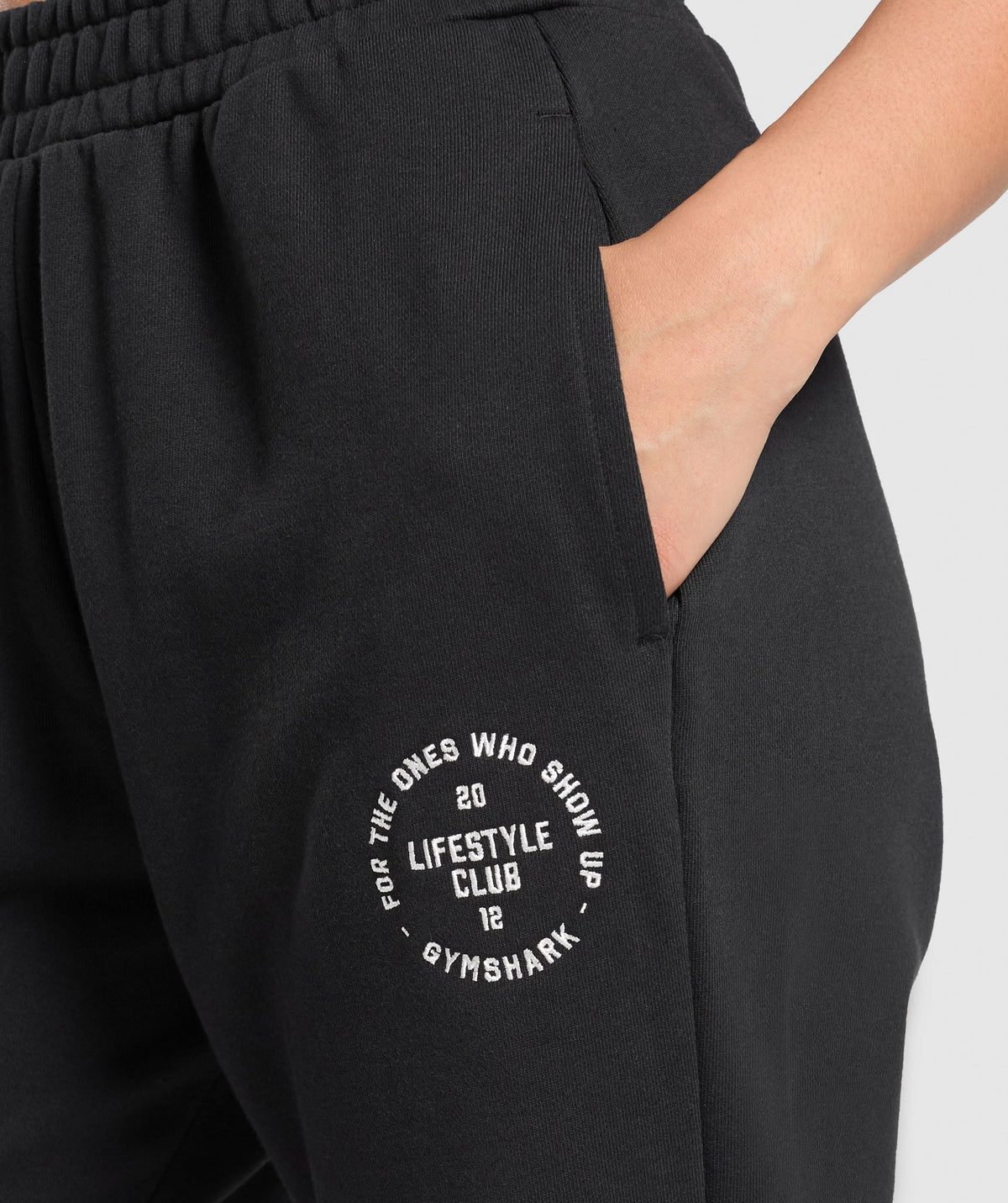 gymshark-lifestyle-club-graphic-joggers-black-ss2525