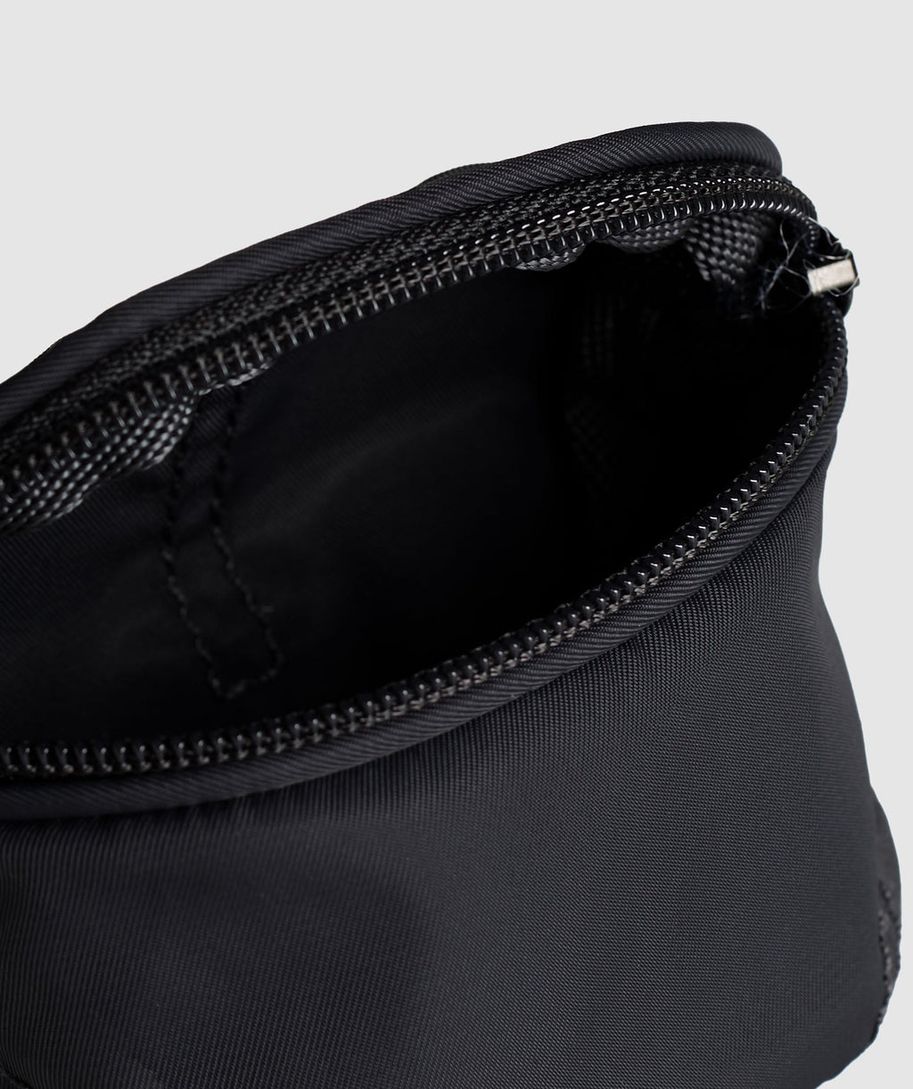 gymshark-premium-lifestyle-wristlet-onyx-grey-ss24