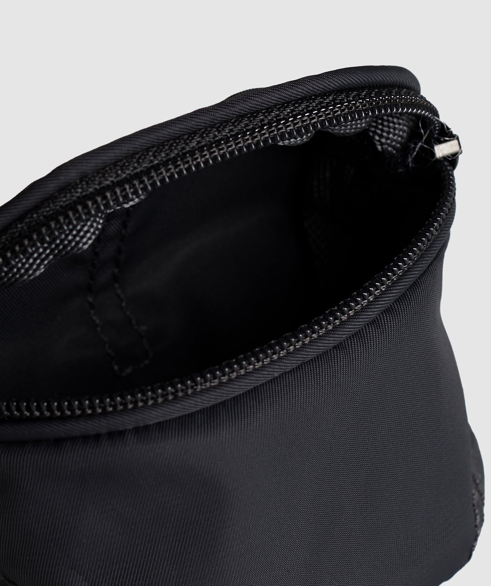 gymshark-premium-lifestyle-wristlet-onyx-grey-ss24