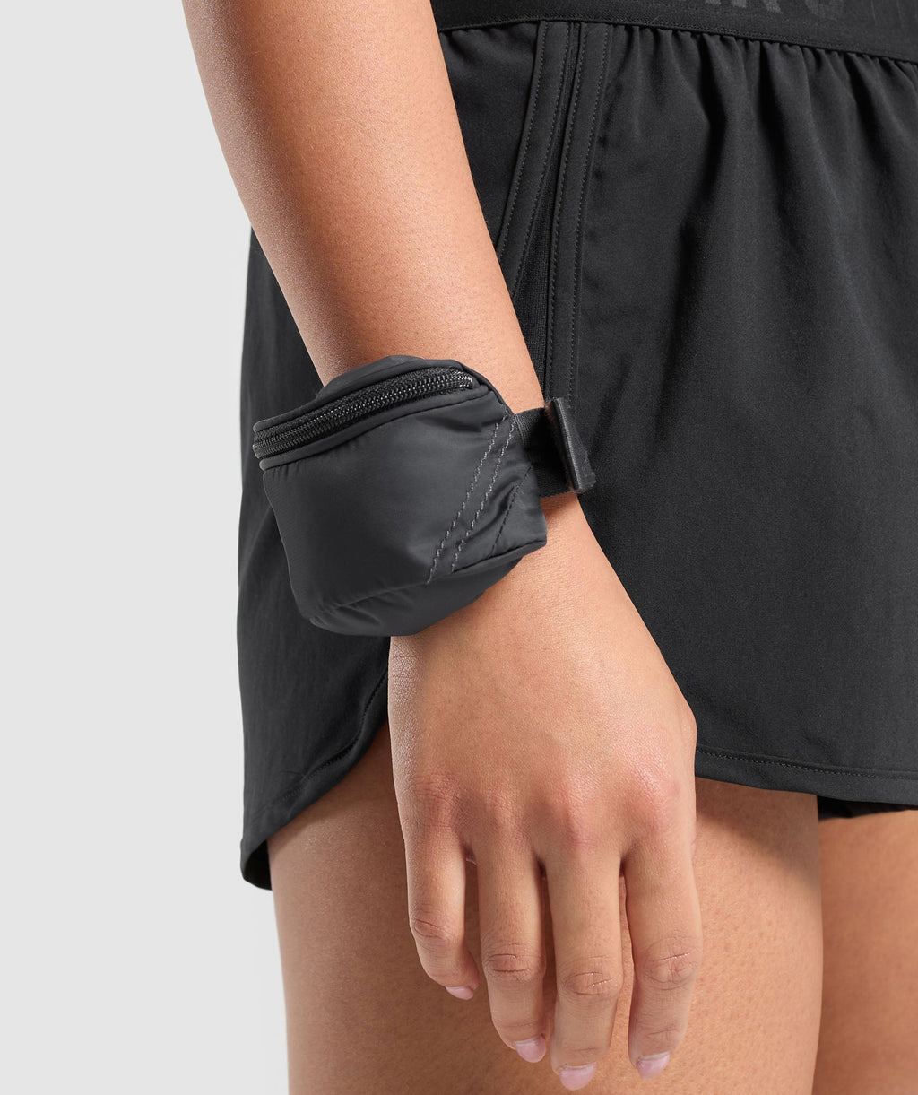 gymshark-premium-lifestyle-wristlet-onyx-grey-ss24