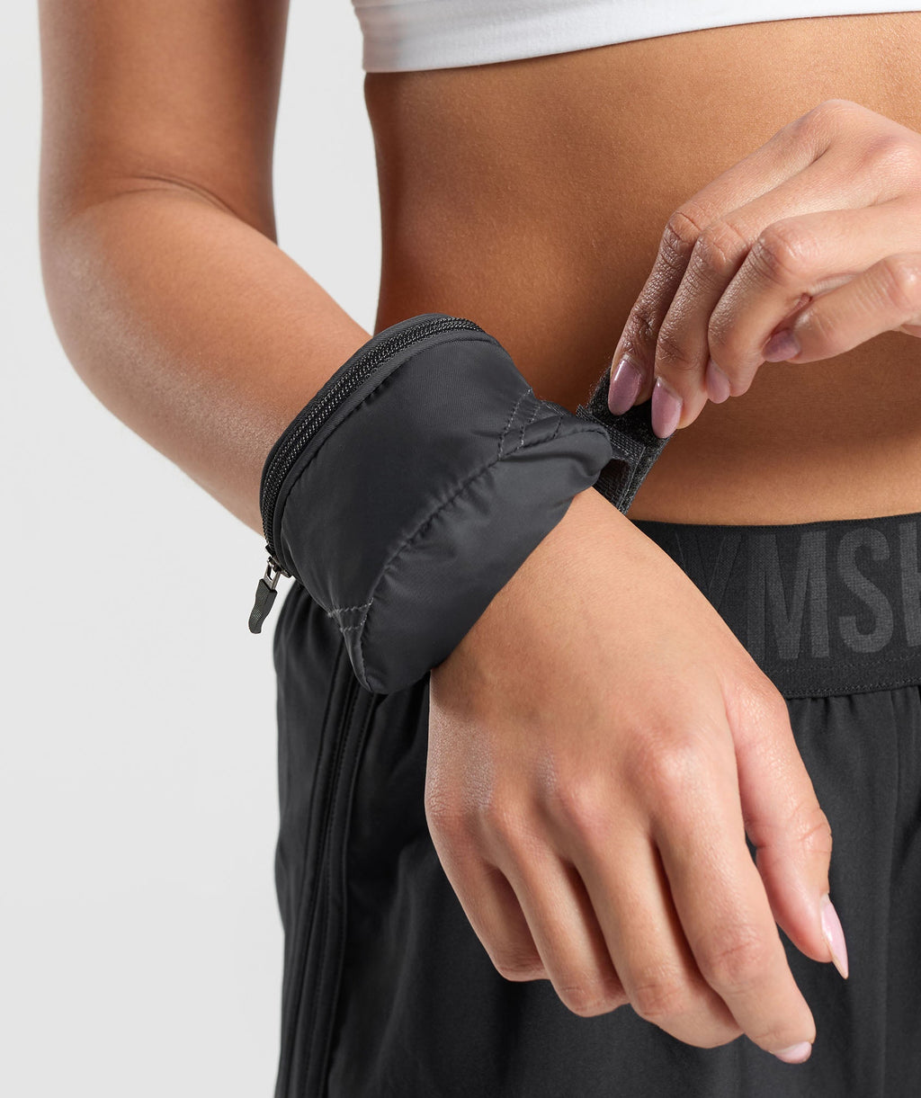 gymshark-premium-lifestyle-wristlet-onyx-grey-ss24