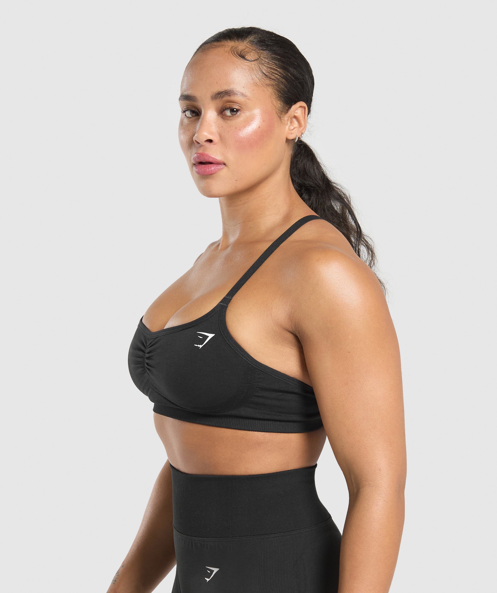 gymshark-lift-seamless-sports-bra-black-black-marl-ss25