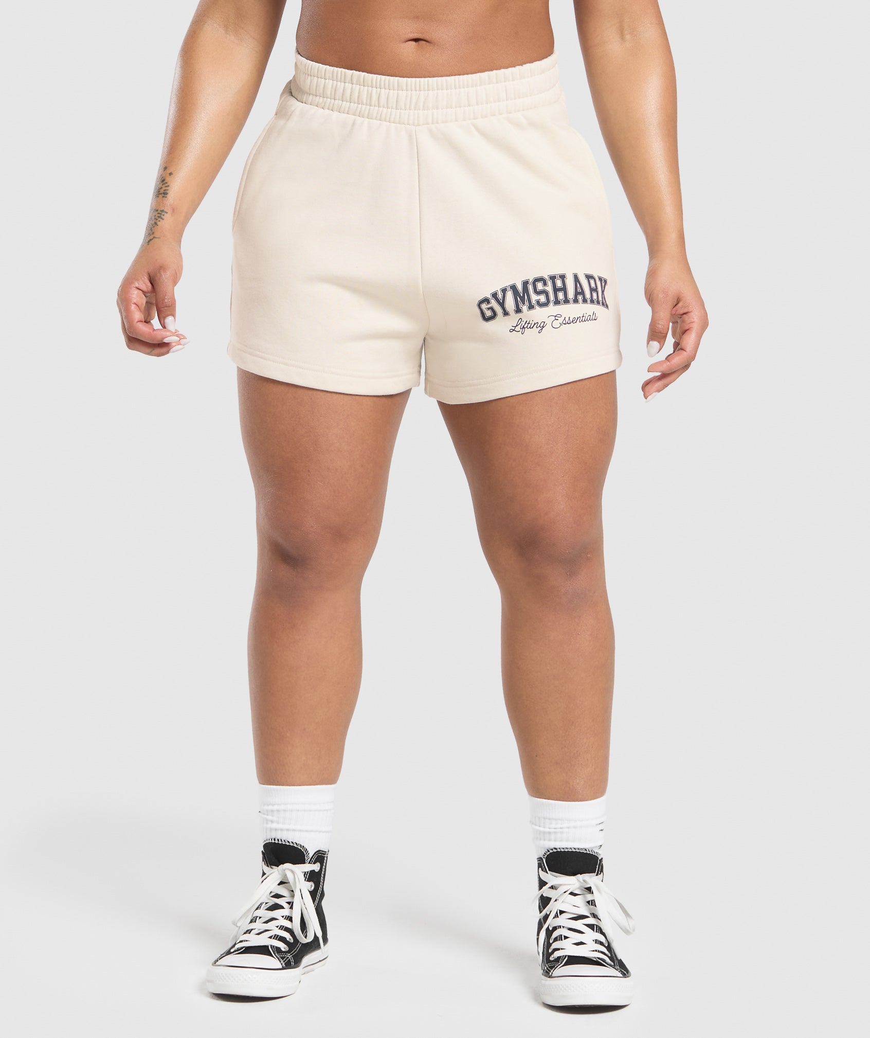 gymshark-lifting-essentials-graphic-brushed-4-shorts-oat-white-ss25