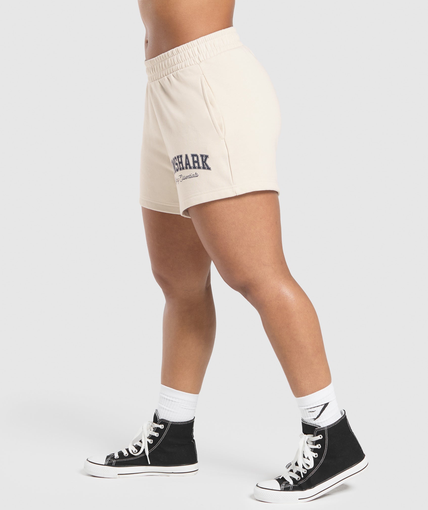 gymshark-lifting-essentials-graphic-brushed-4-shorts-oat-white-ss25