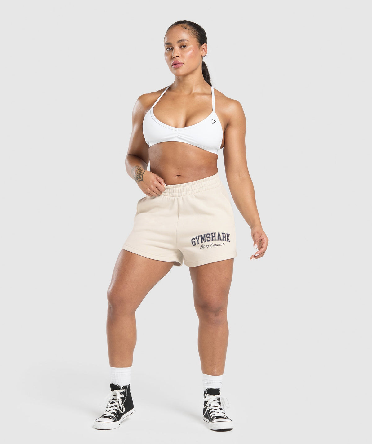 gymshark-lifting-essentials-graphic-brushed-4-shorts-oat-white-ss25