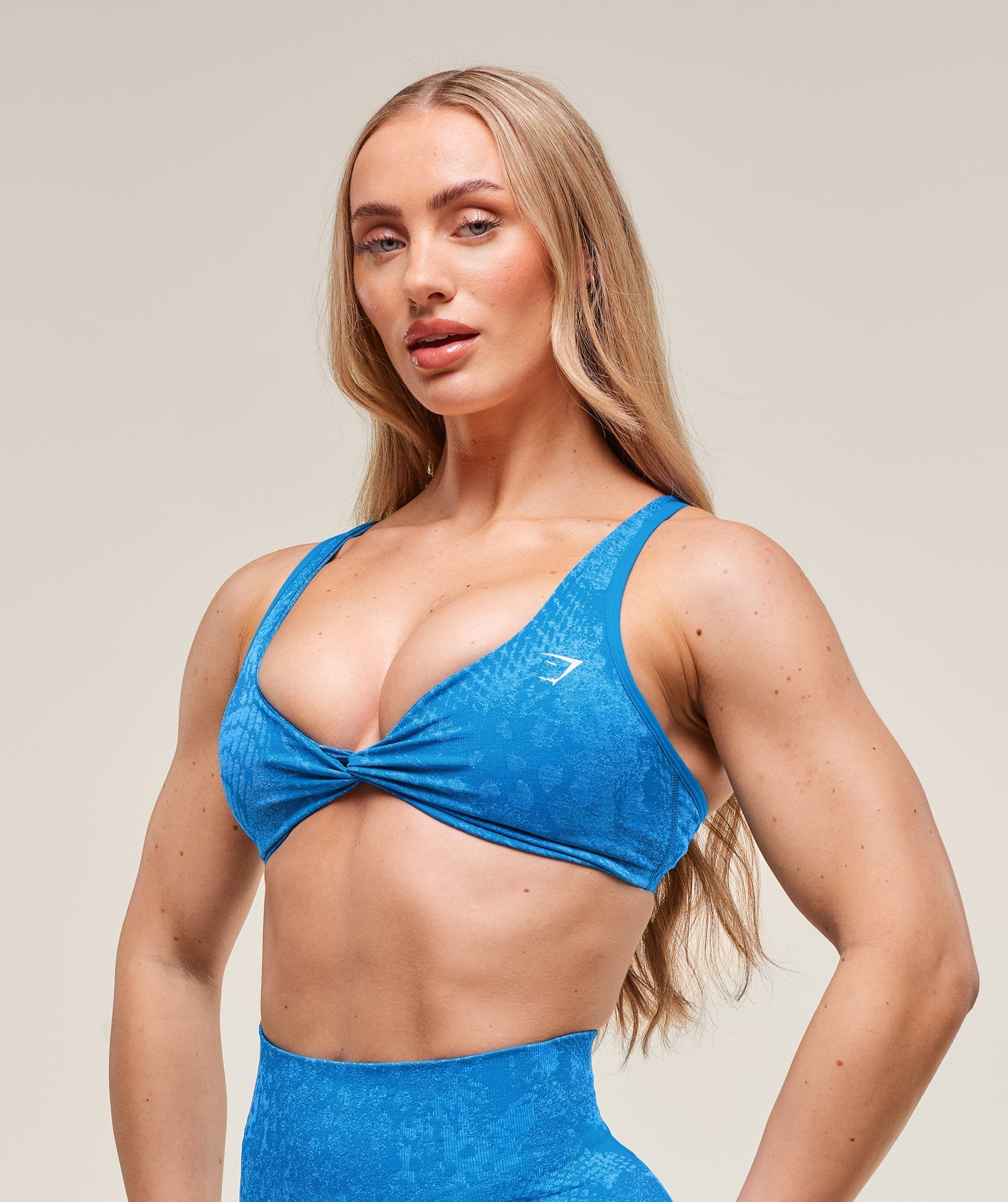 gymshark-adapt-x-whitney-animal-seamless-twist-front-bra-barbell-blue-gentle-blue-ss25