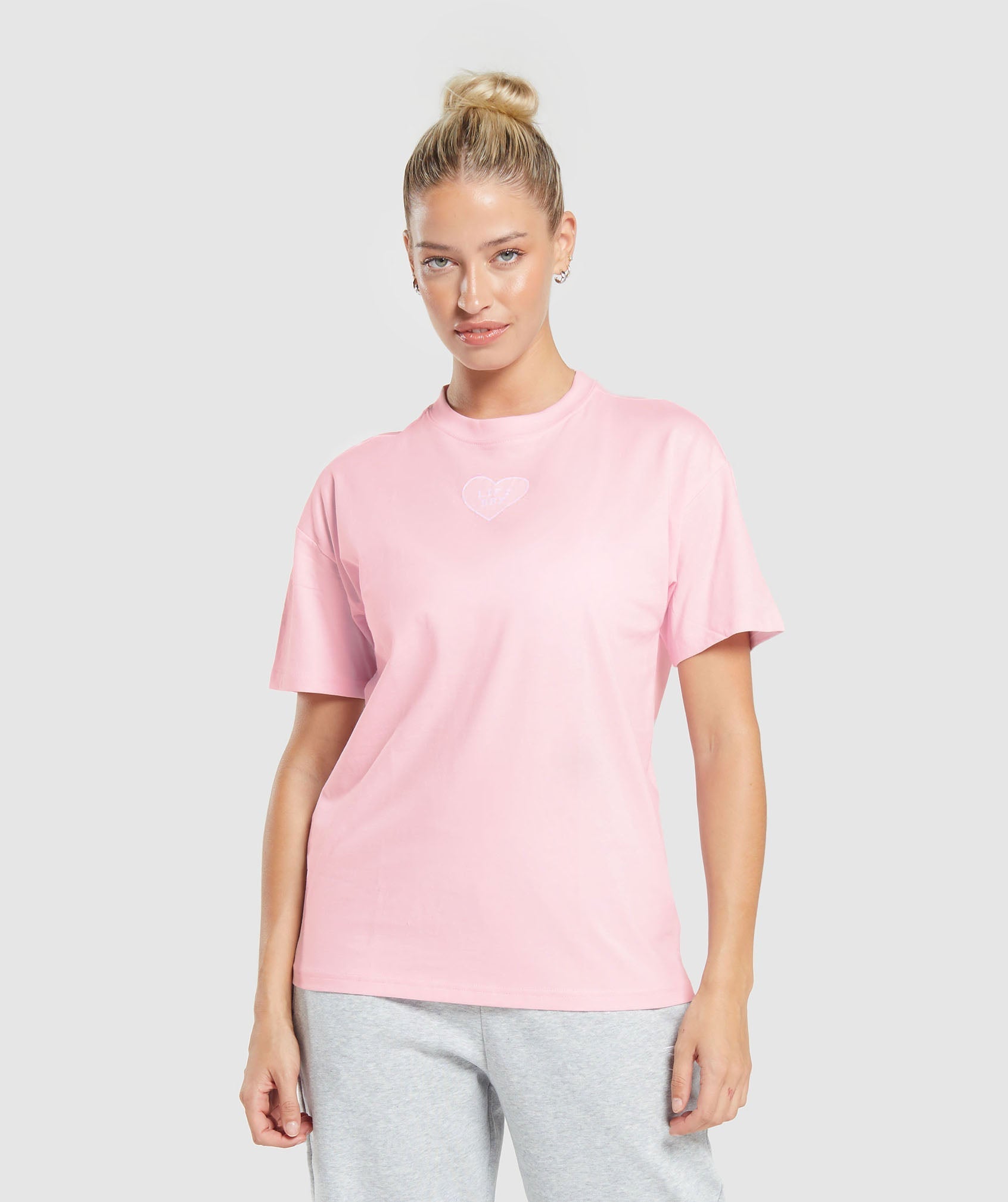gymshark-love-hearts-oversized-t-shirt-dolly-pink-aw23