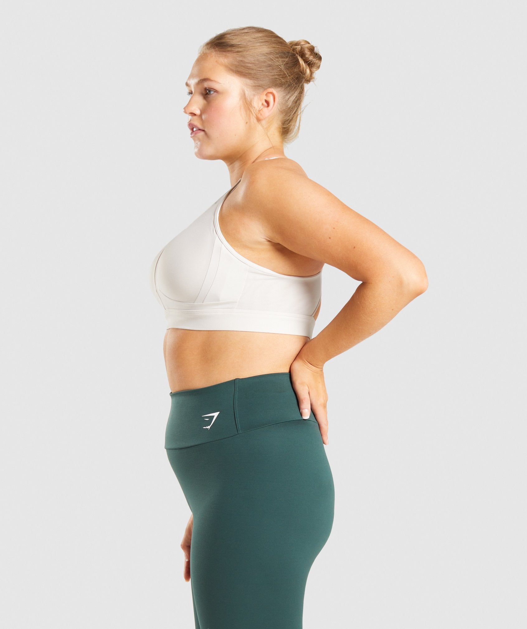 gymshark-mesh-neckline-training-sports-bra-light-grey