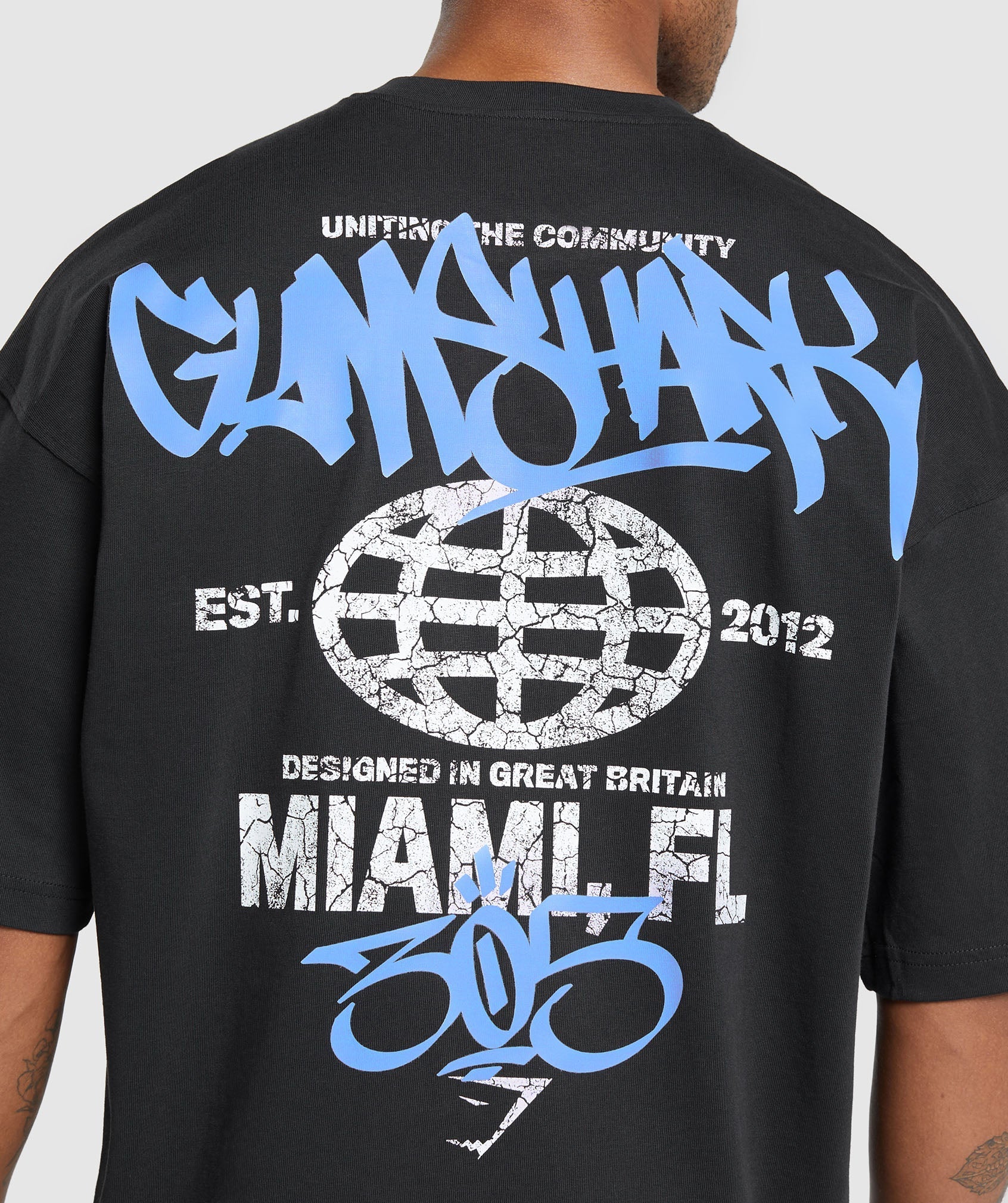 gymshark-miami-graphic-t-shirt-black-lats-blue-ss24