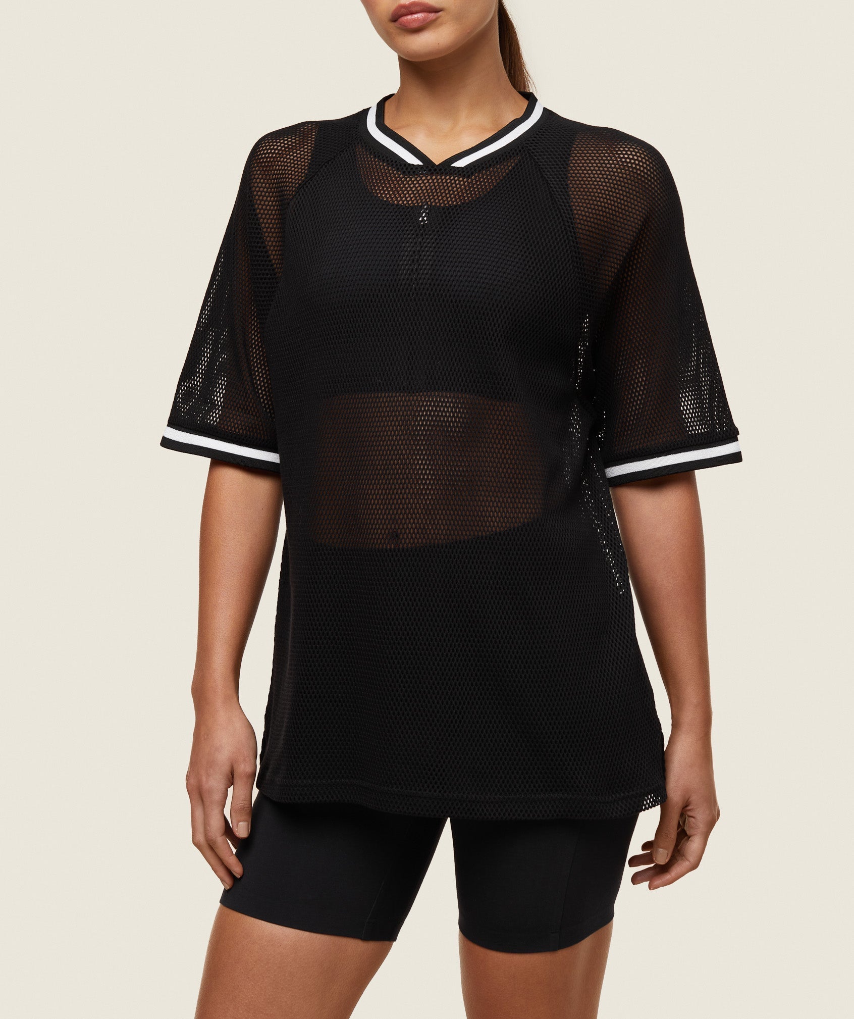 gymshark-everywear-mesh-layering-tee-black-soft-white-ss24