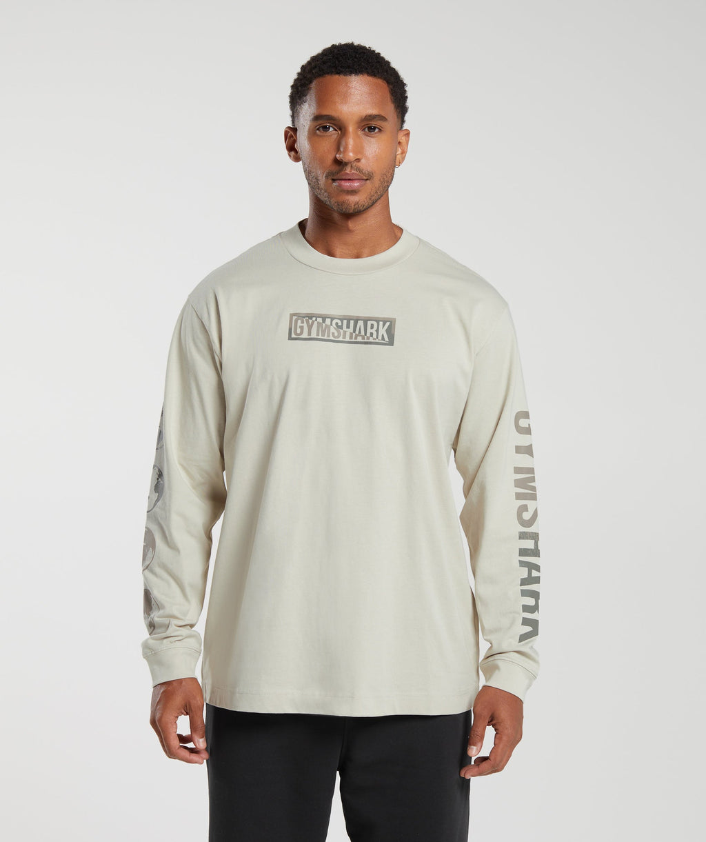 gymshark-global-graphic-long-sleeve-t-shirt-pebble-grey-aw23