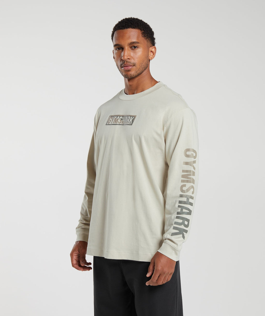 gymshark-global-graphic-long-sleeve-t-shirt-pebble-grey-aw23