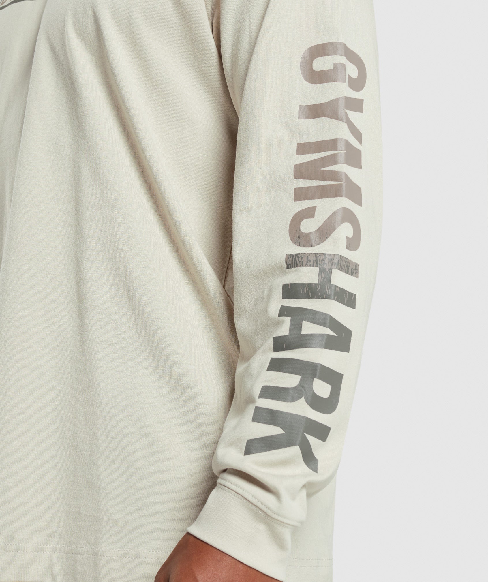 gymshark-global-graphic-long-sleeve-t-shirt-pebble-grey-aw23