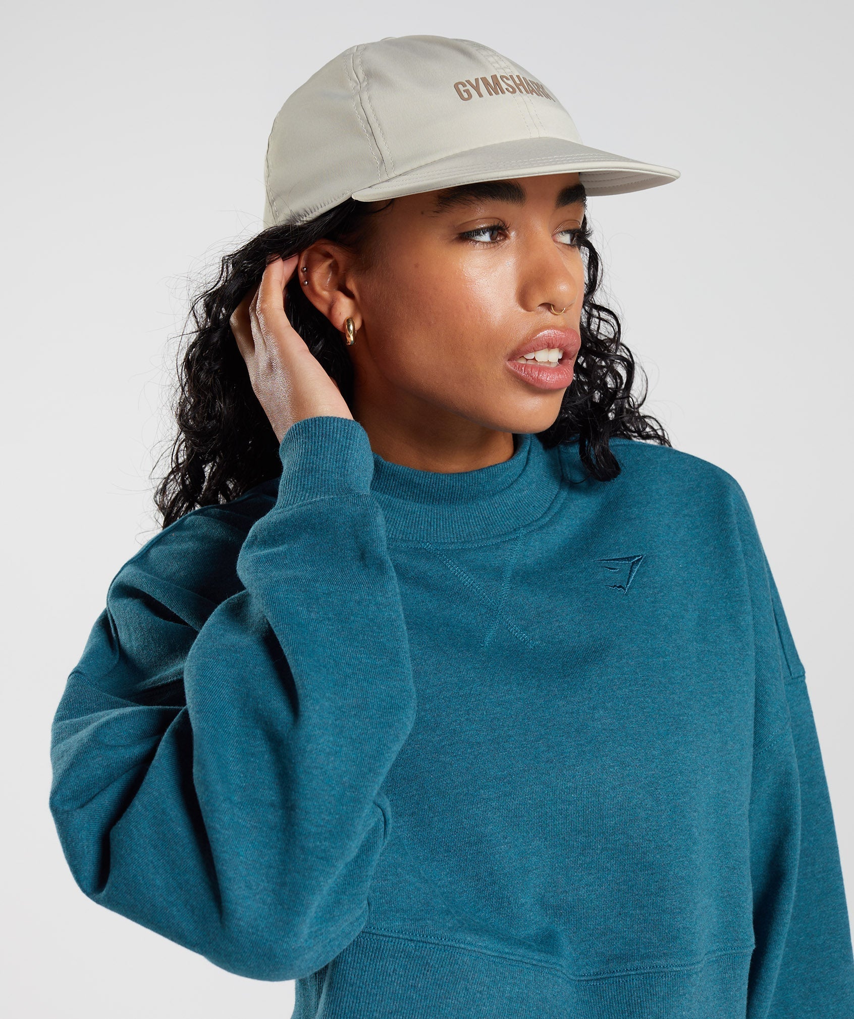 gymshark-flat-peak-cap-pebble-grey-aw22