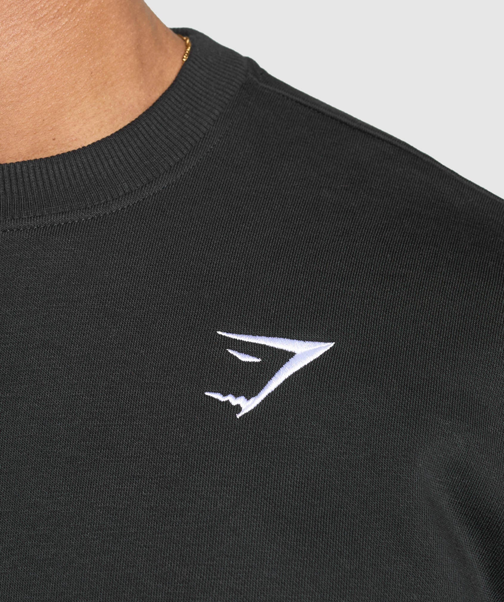 gymshark-oversized-crest-crew-black-ss25