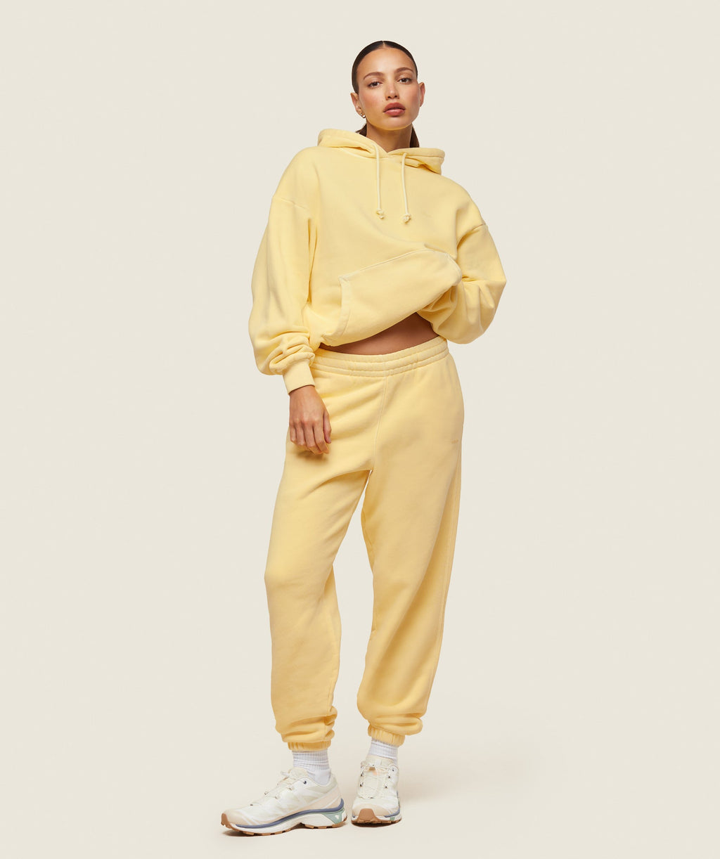 gymshark-everywear-relaxed-sweatpants-sunray-yellow-ss24
