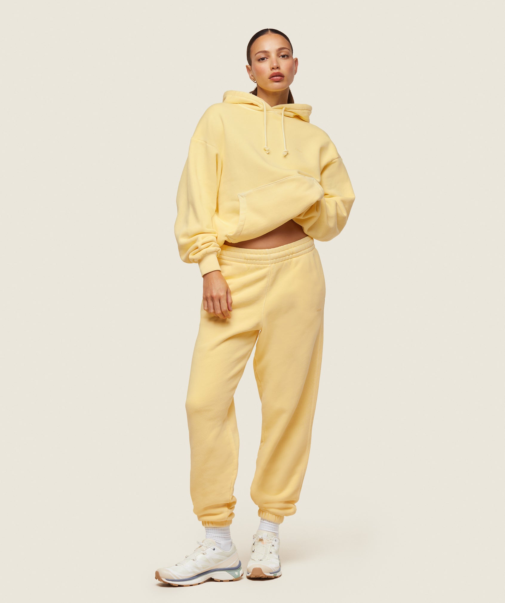 gymshark-everywear-relaxed-sweatpants-sunray-yellow-ss24