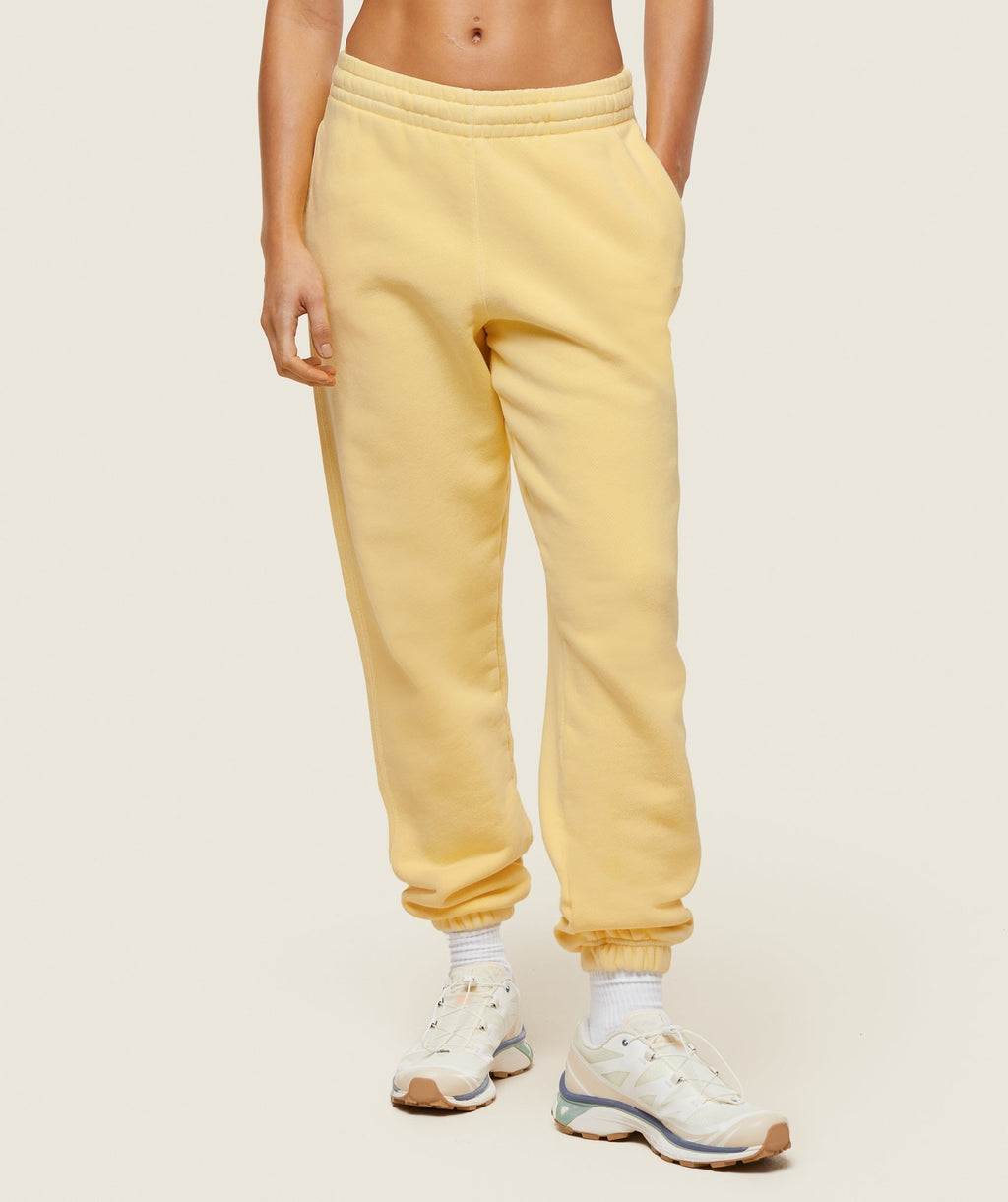 gymshark-everywear-relaxed-sweatpants-sunray-yellow-ss24