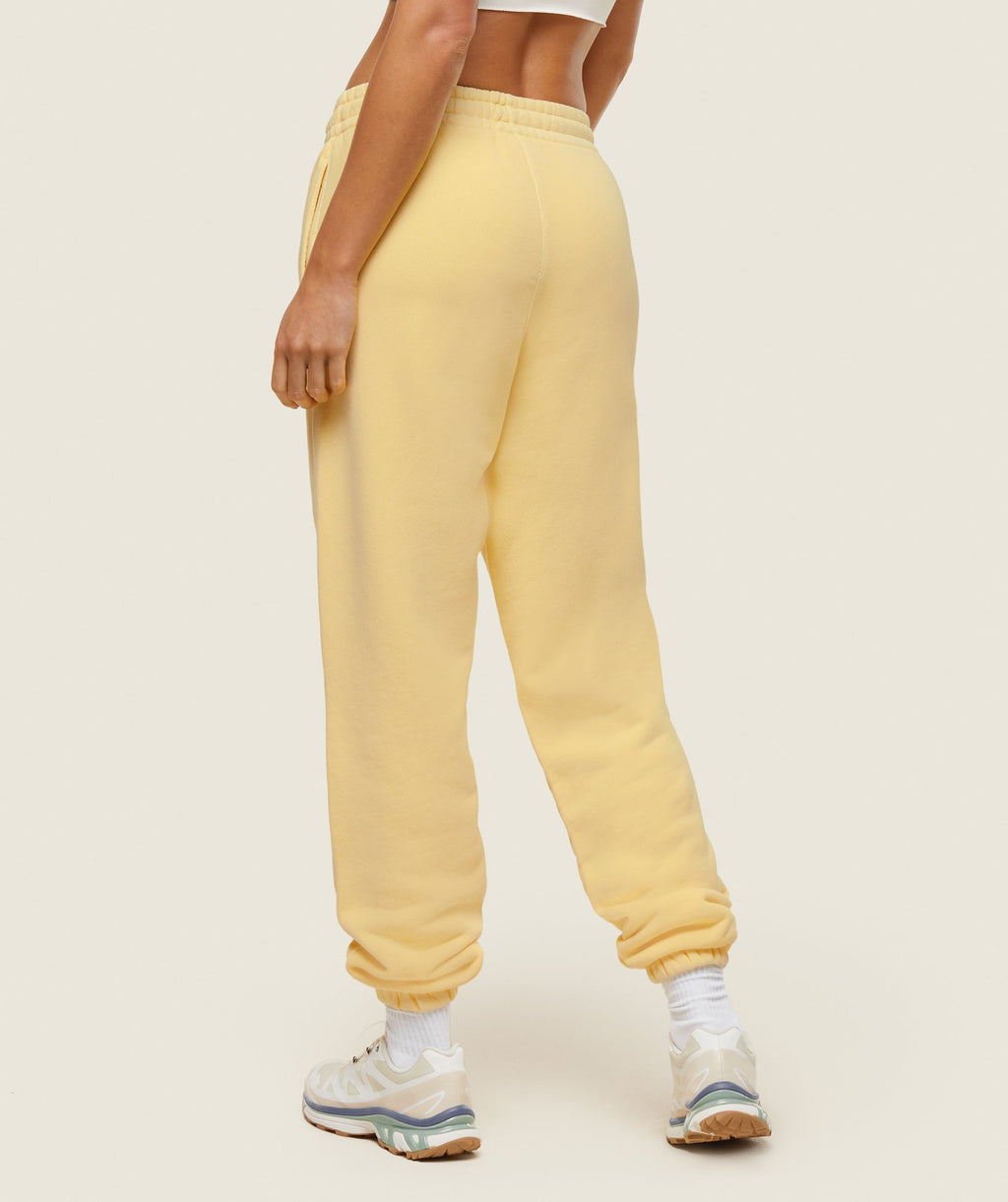 gymshark-everywear-relaxed-sweatpants-sunray-yellow-ss24