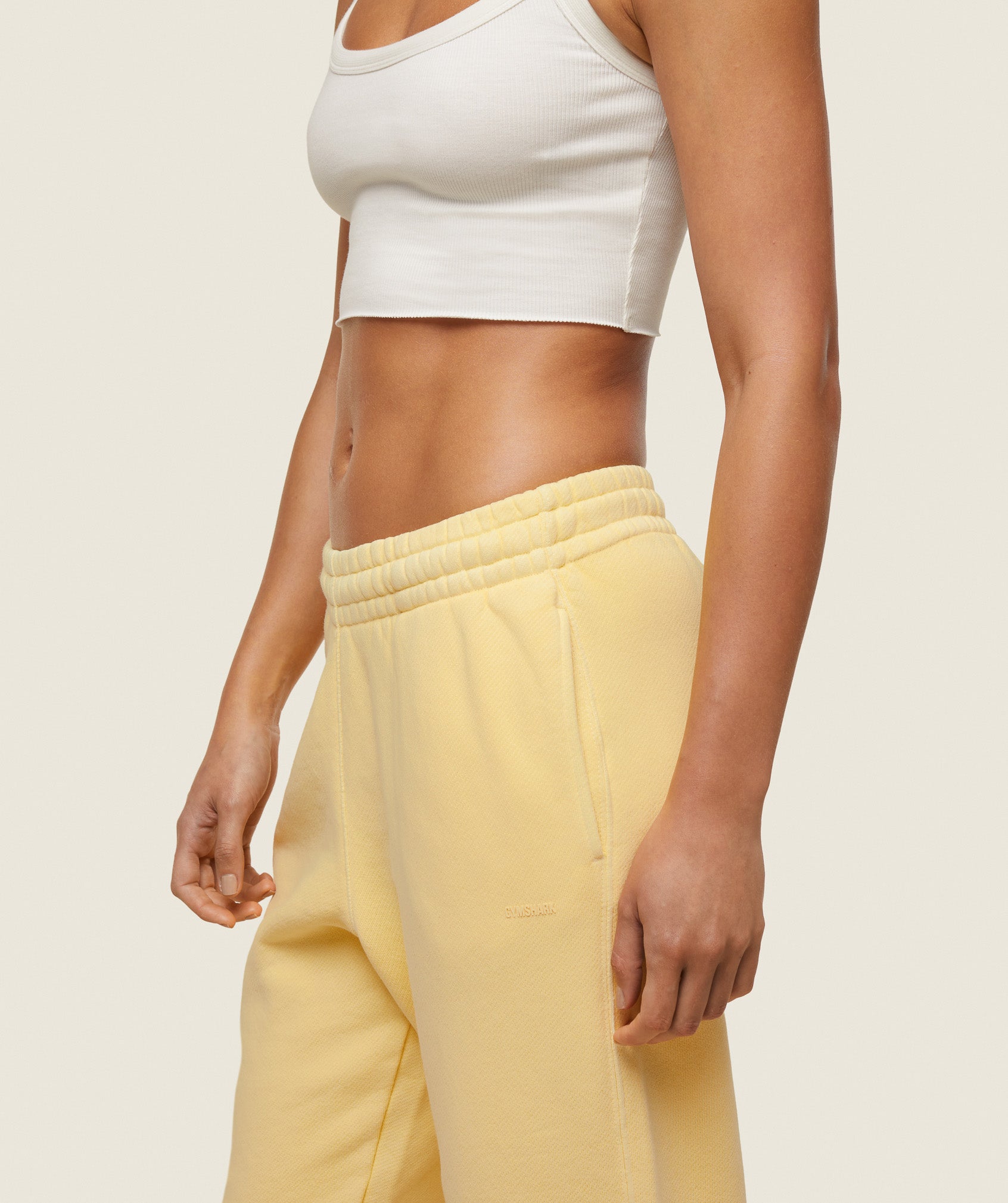 gymshark-everywear-relaxed-sweatpants-sunray-yellow-ss24