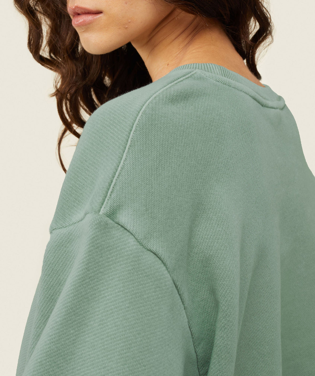 gymshark-everywear-relaxed-sweatshirt-dollar-green-ss24