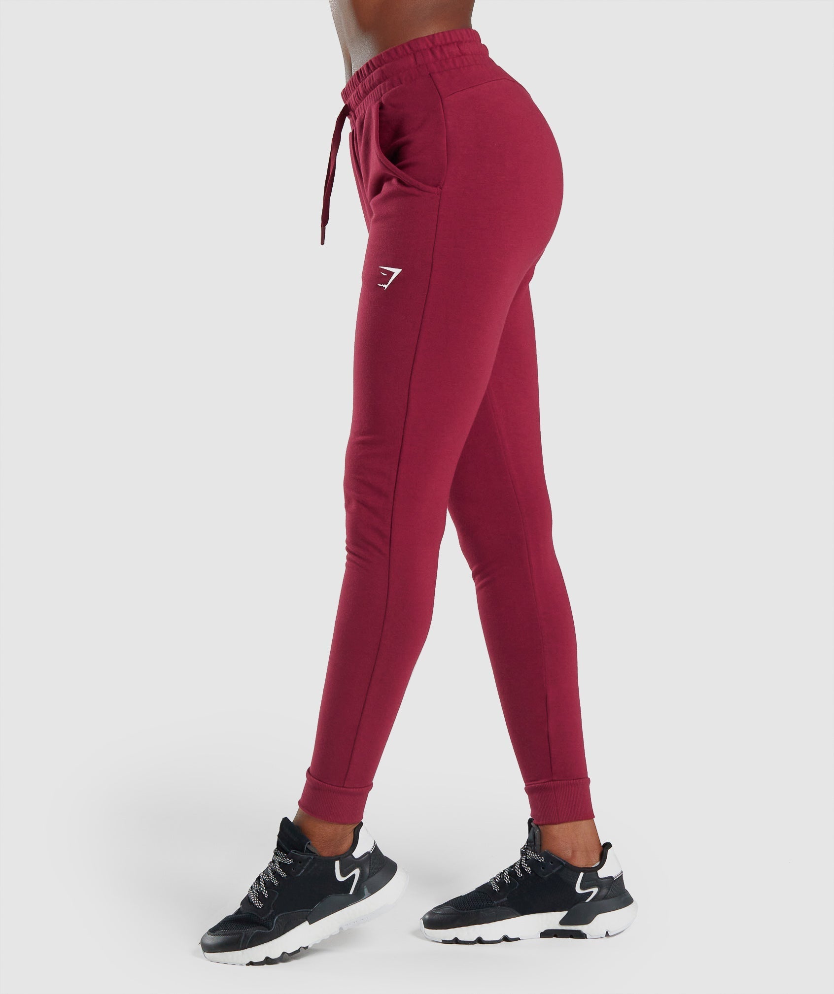 gymshark-pippa-training-joggers-burgundy-logo