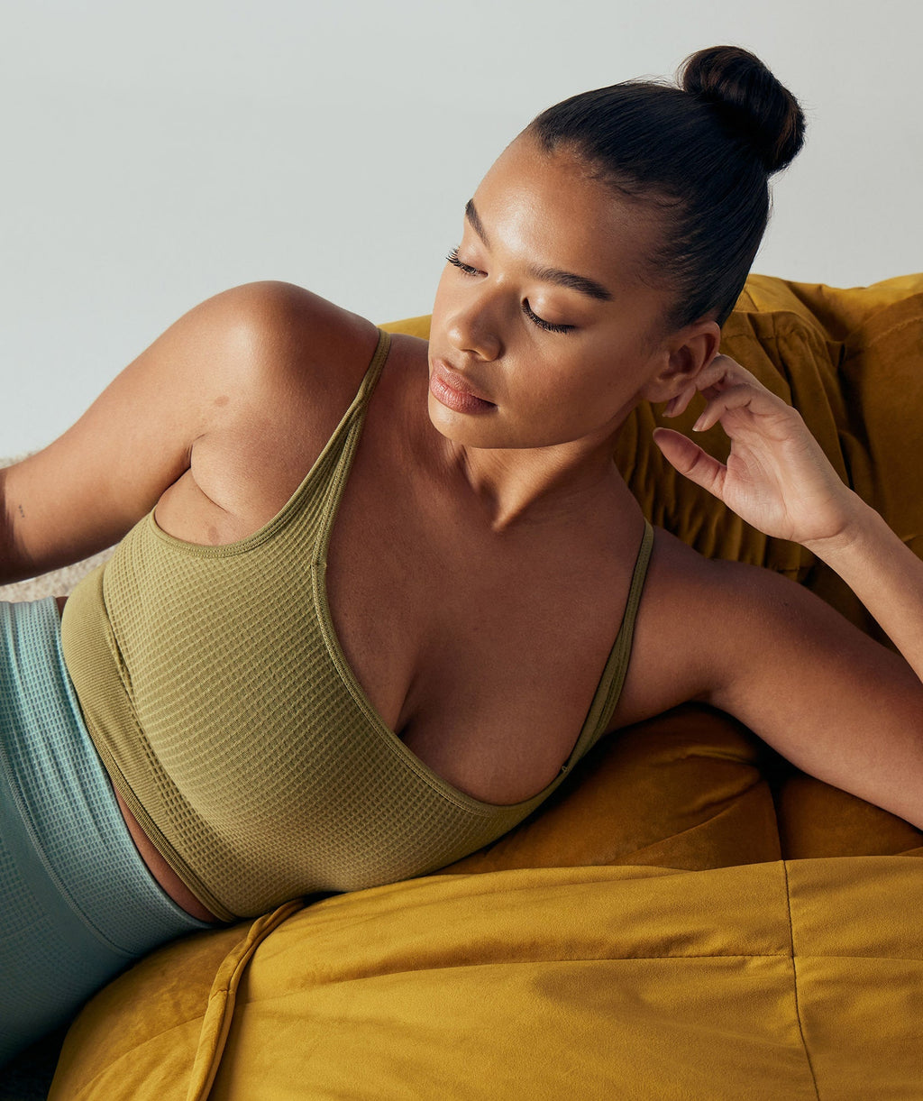 gymshark-pause-seamless-bralette-griffin-green-ss22
