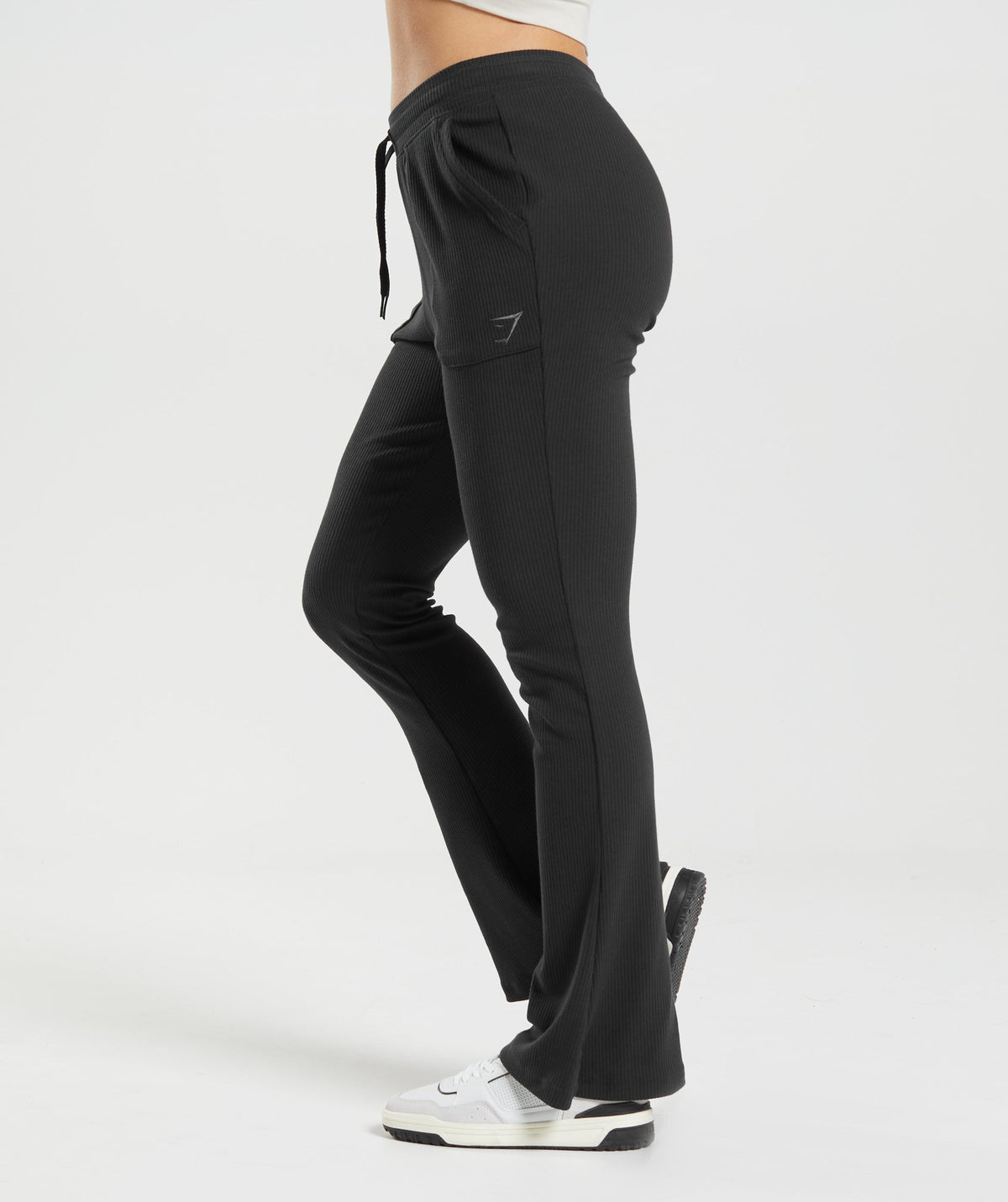 gymshark-pause-flared-leggings-black-ss22