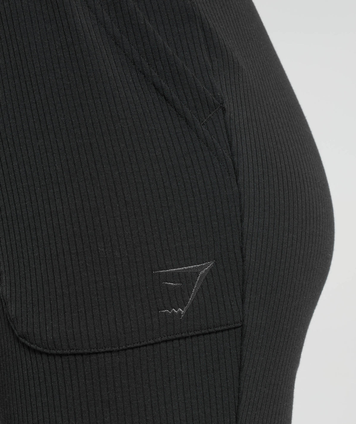 gymshark-pause-flared-leggings-black-ss22